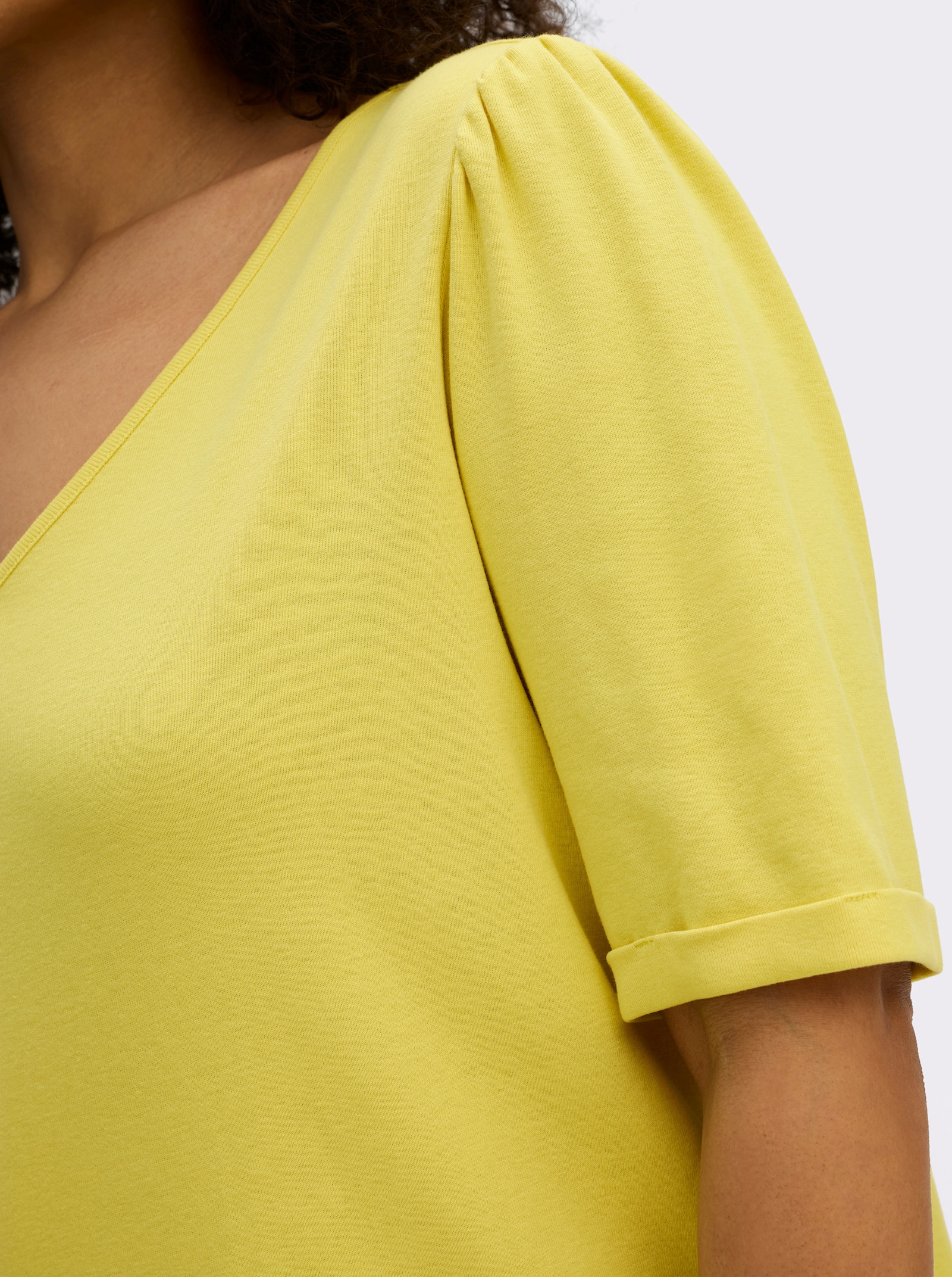 sheego V-Shirt in leicht taillierter Form - limone