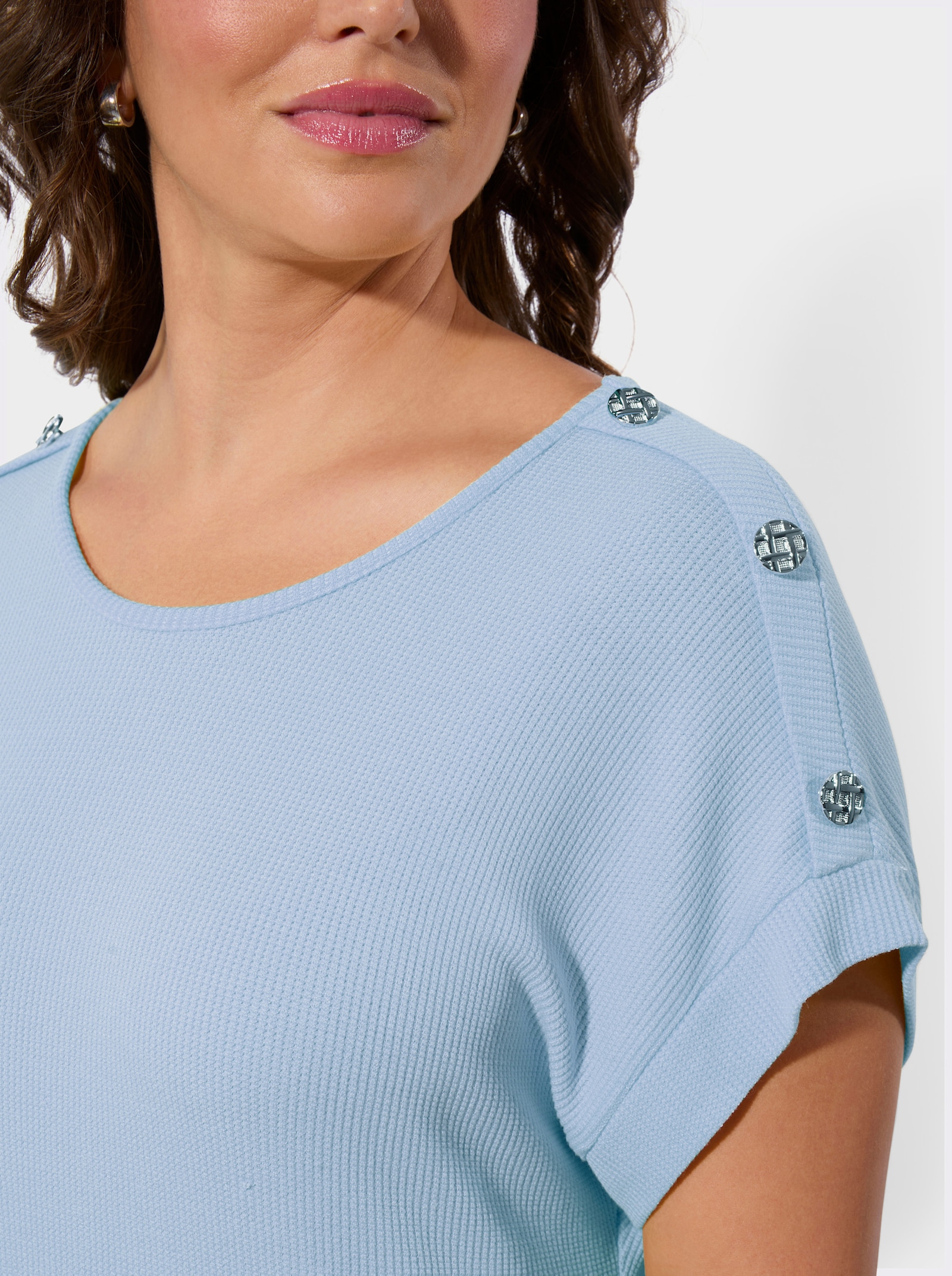 Kurzarmshirt mit Schmuckknöfen an der Schulter - eisblau