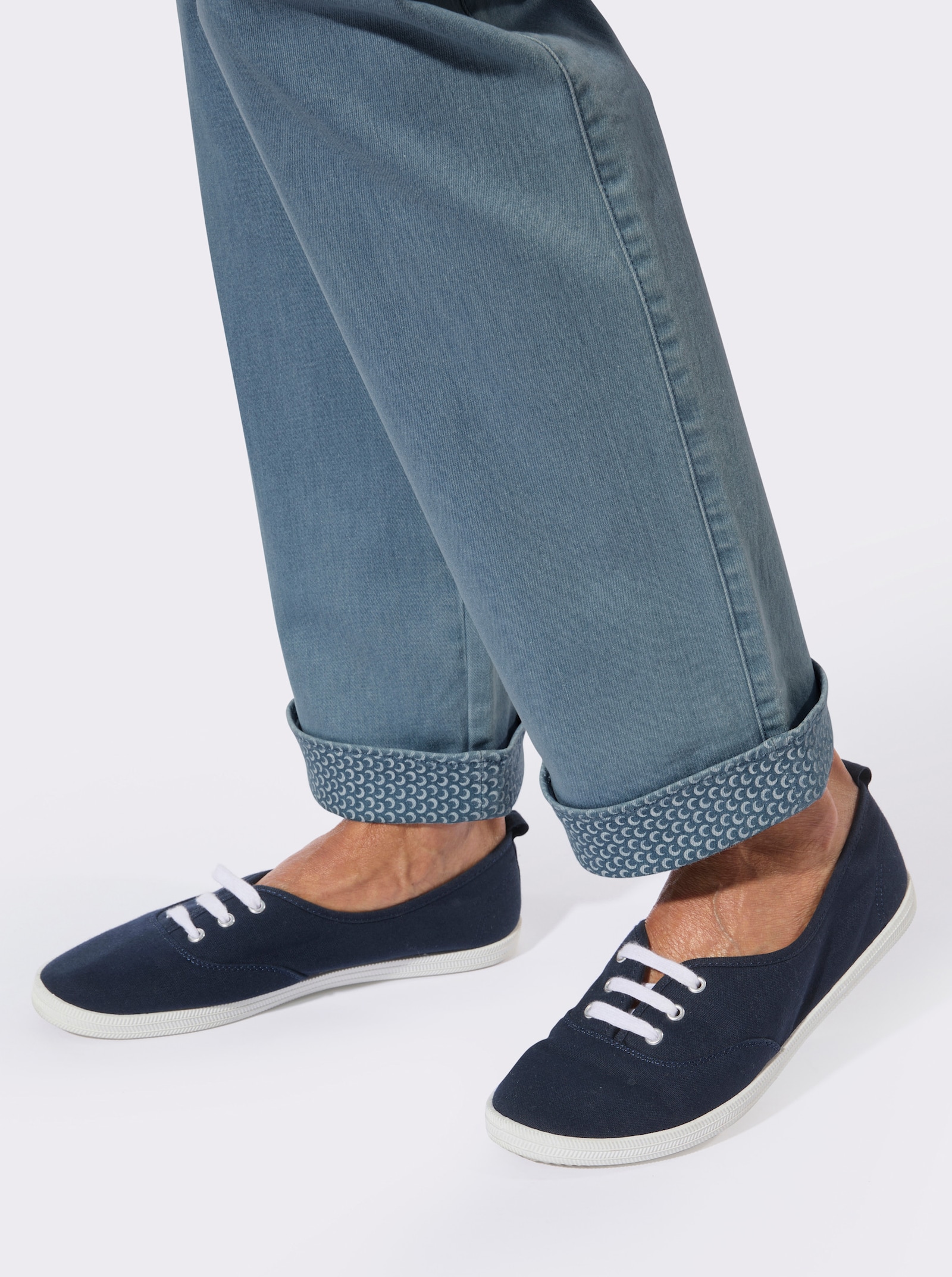 Schlupfjeans mit Bananen-Tasche - blue-bleached