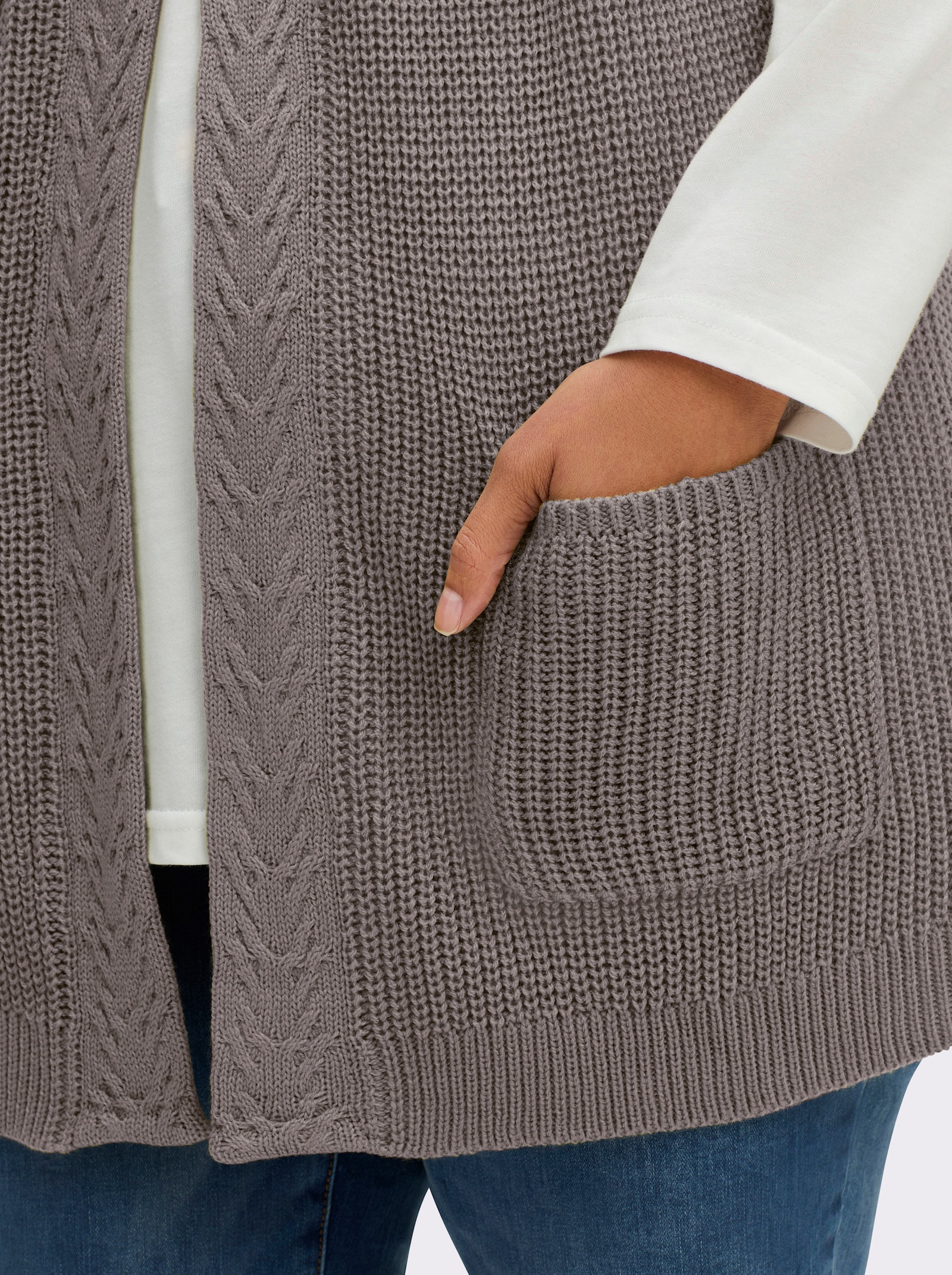 Strickweste mit Zopfmuster vorne - taupe