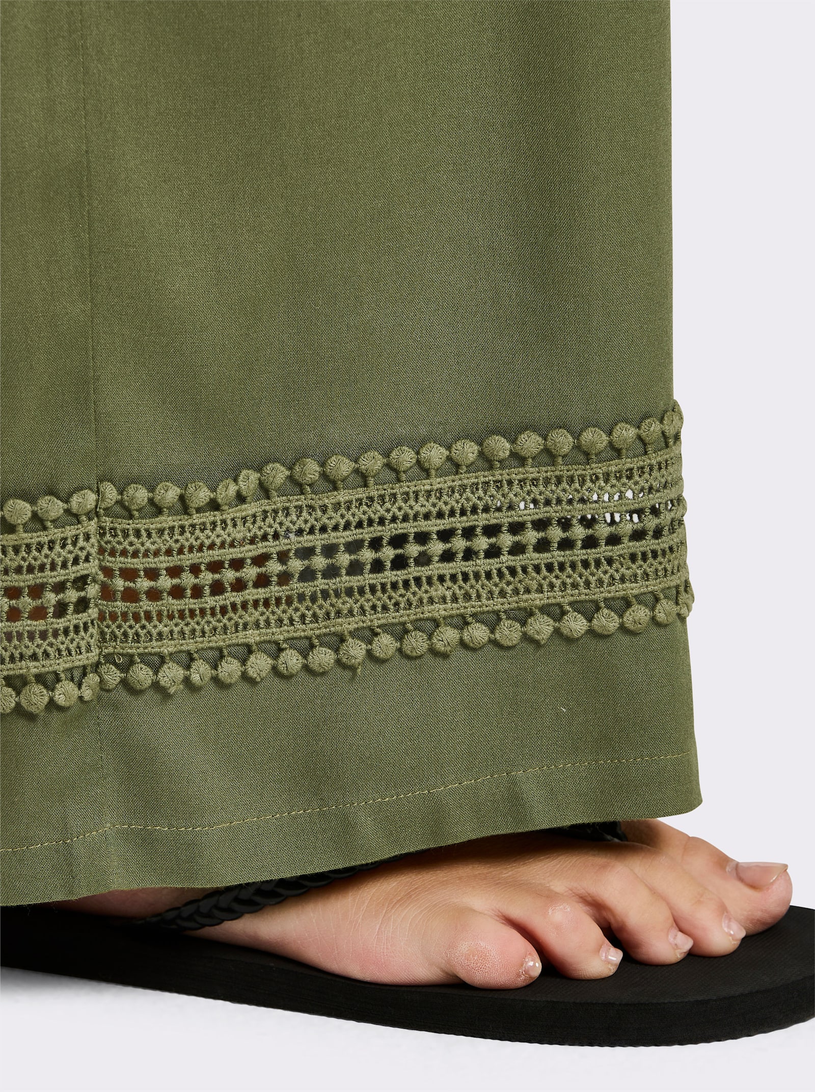 sheego Schlupfhose mit Spitze am Saum - oliv