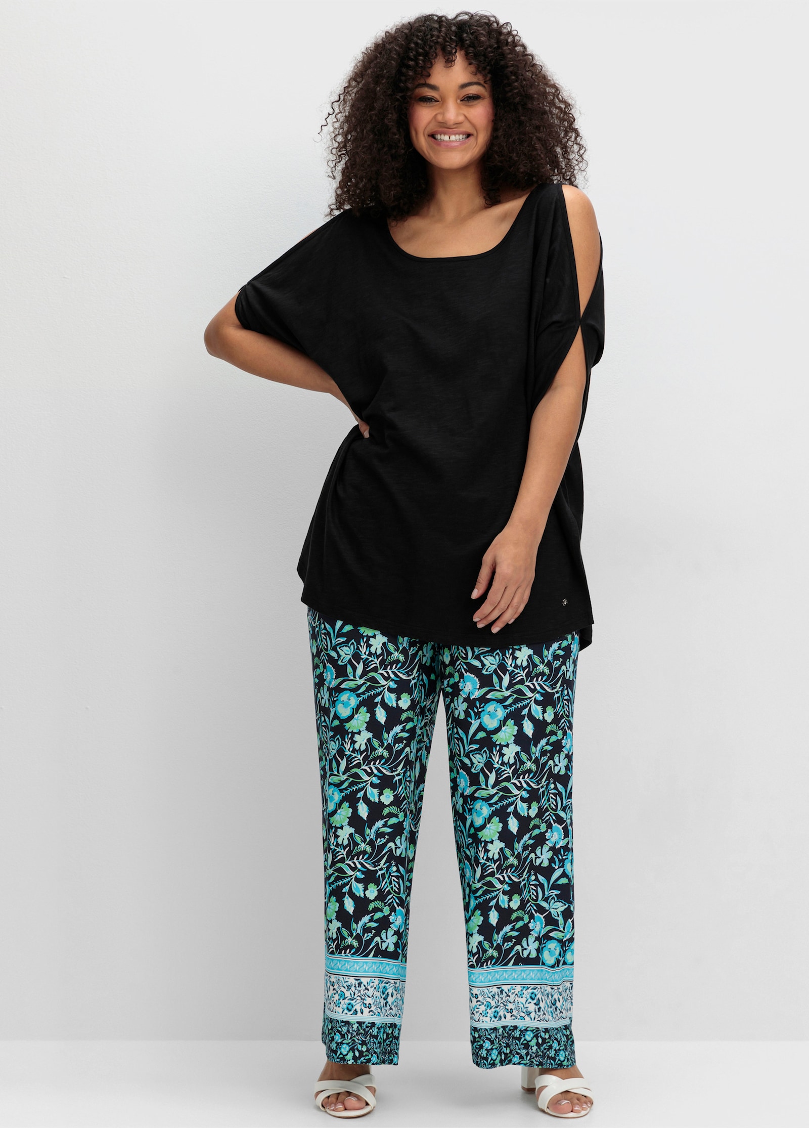 sheego Schlupfhose in weiter Form, mit floralem Print - tiefblau-gemustert