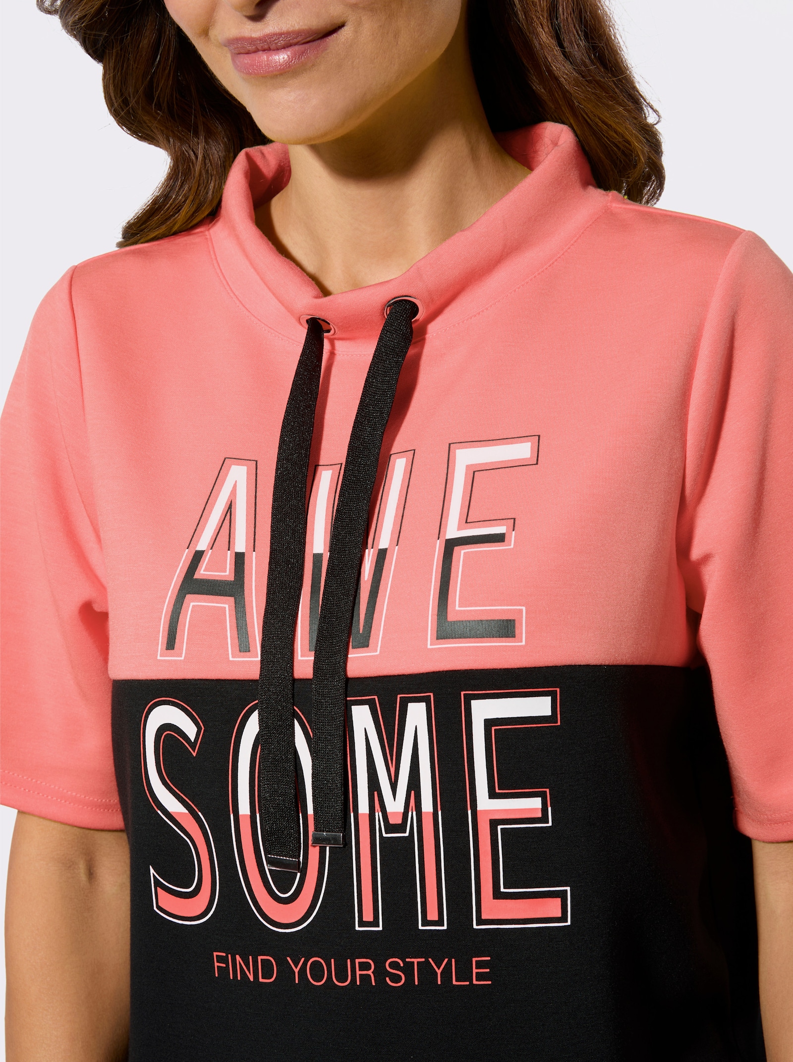 Stehkragenshirt mit Lettering-Druck - koralle-schwarz