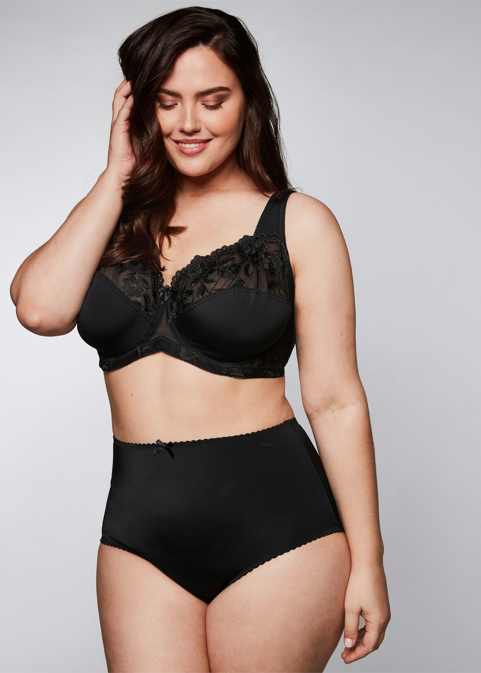 sheego Beugelbeha met licht transparant kant - zwart