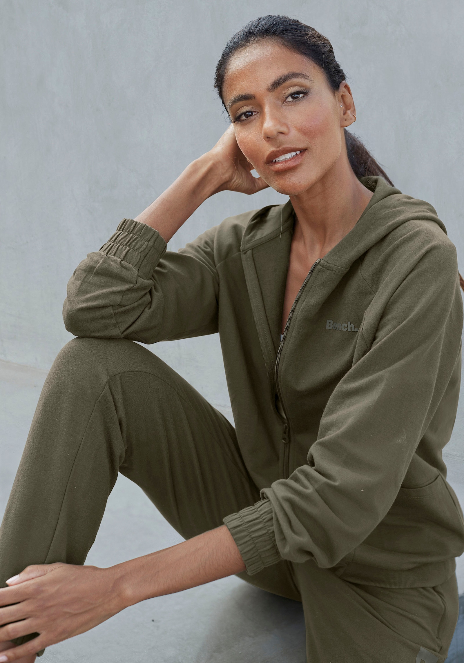 Bench. Loungewear Kapuzensweatjacke - dunkelgrün