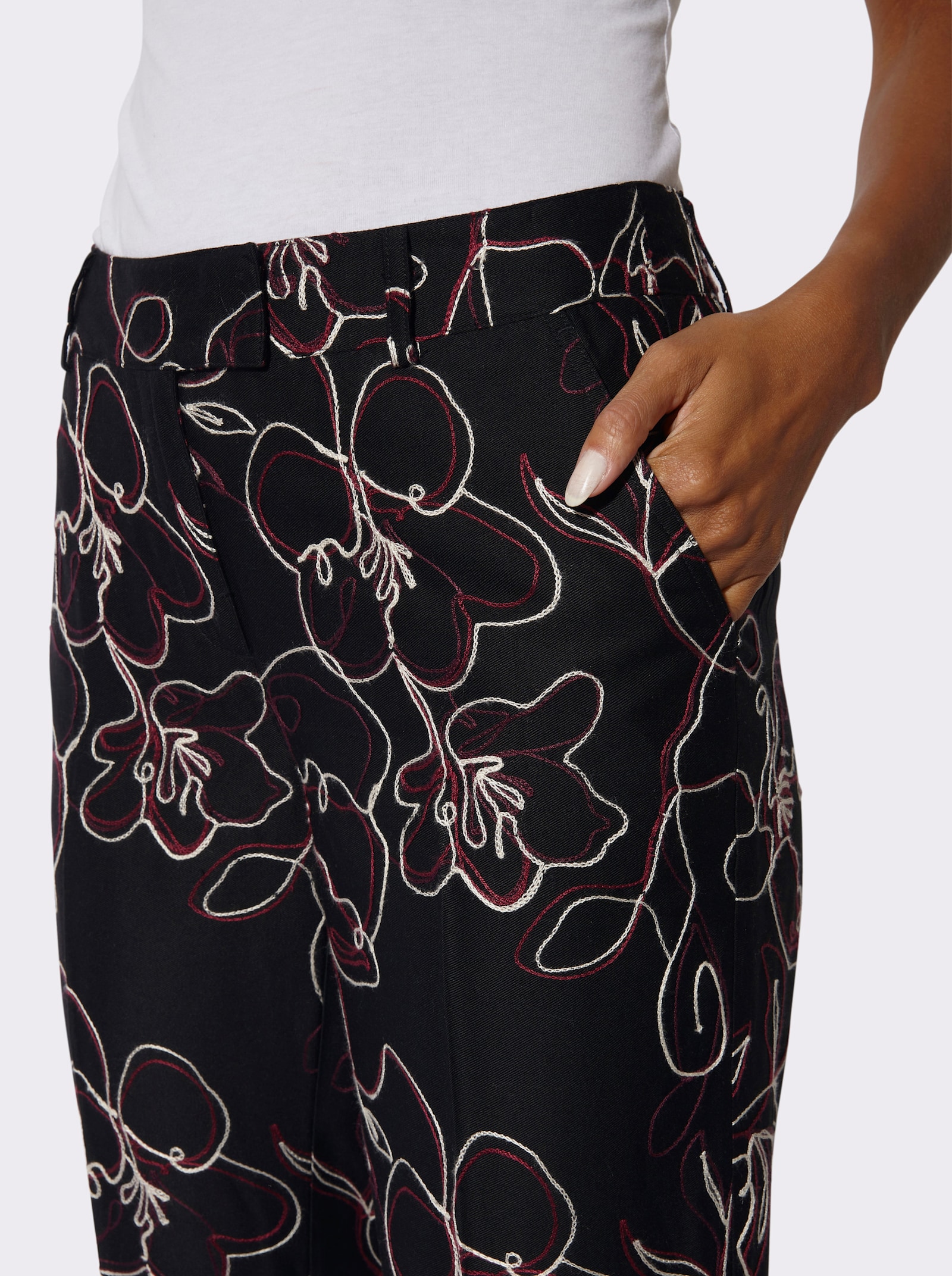 Hose mit aufwendiger Stickerei - schwarz-burgund-gemustert