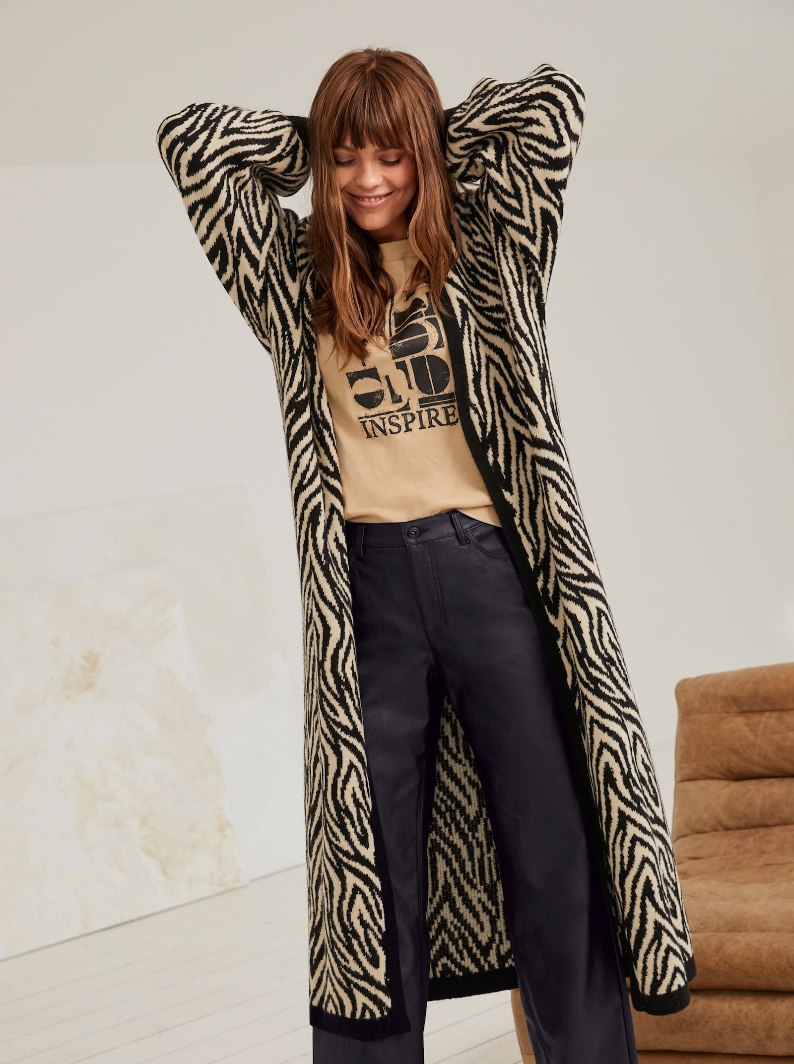 Strickmantel im Animal-Jacquardmuster - schwarz-camel-gemustert