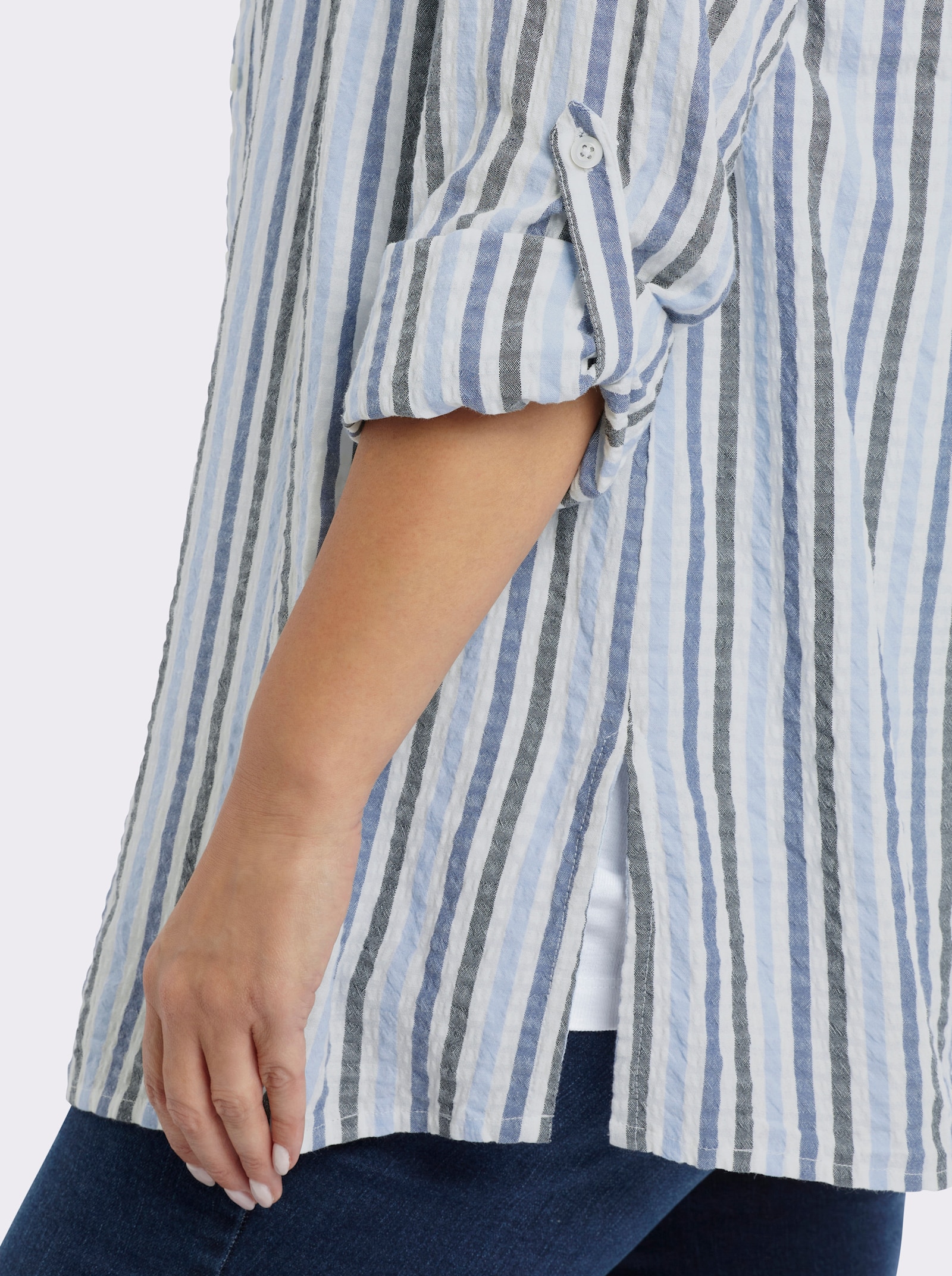 sheego Gestreifte Bluse in Seersucker-Qualität - weiß-tiefblau-gestreift