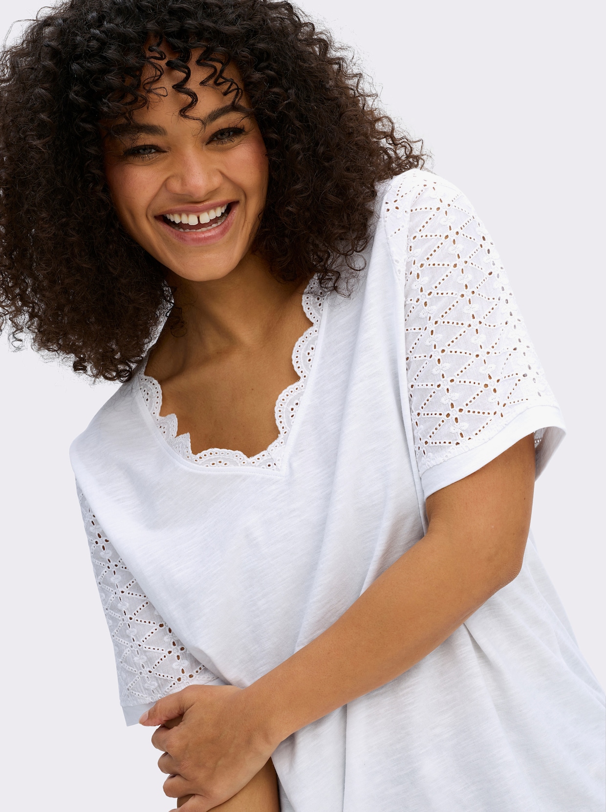 sheego by Joe Browns V-Shirt mit Lochstickereien und Muschelsaumkante - weiß