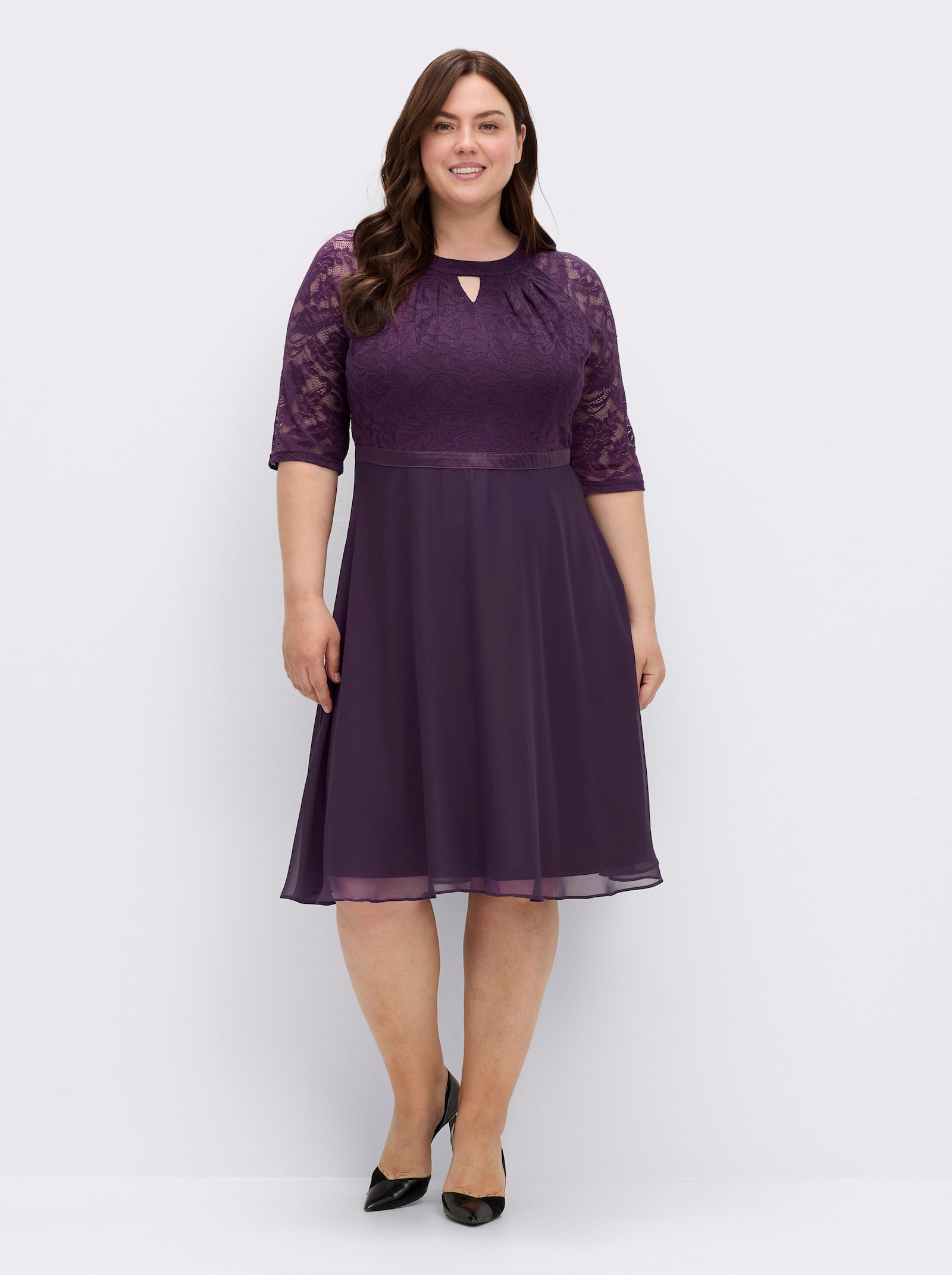 Spitzenkleid mit weitem Rockteil - traube