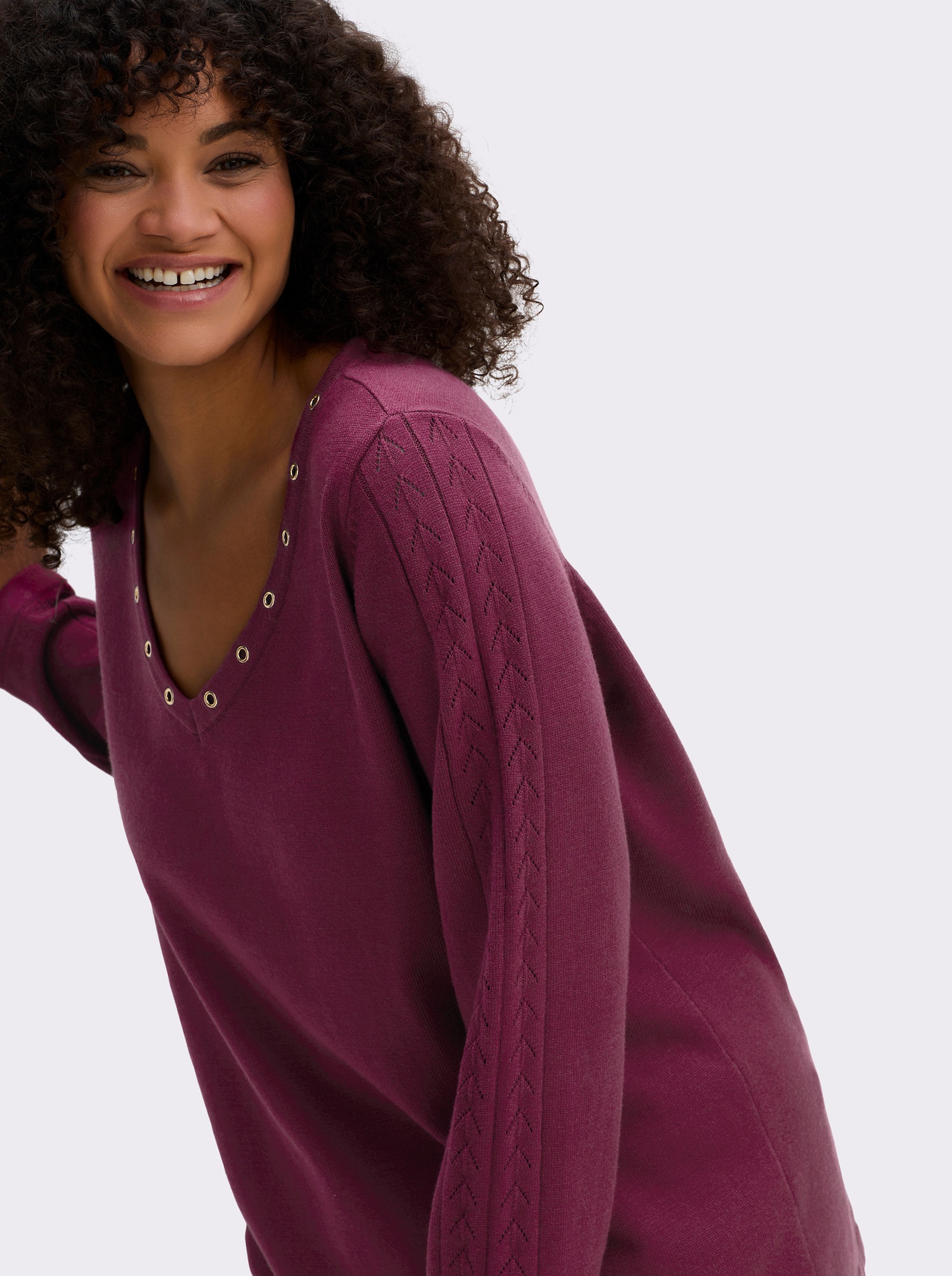 sheego Pullover mit tiefem V-Ausschnitt und Ösenverzierung - bordeaux