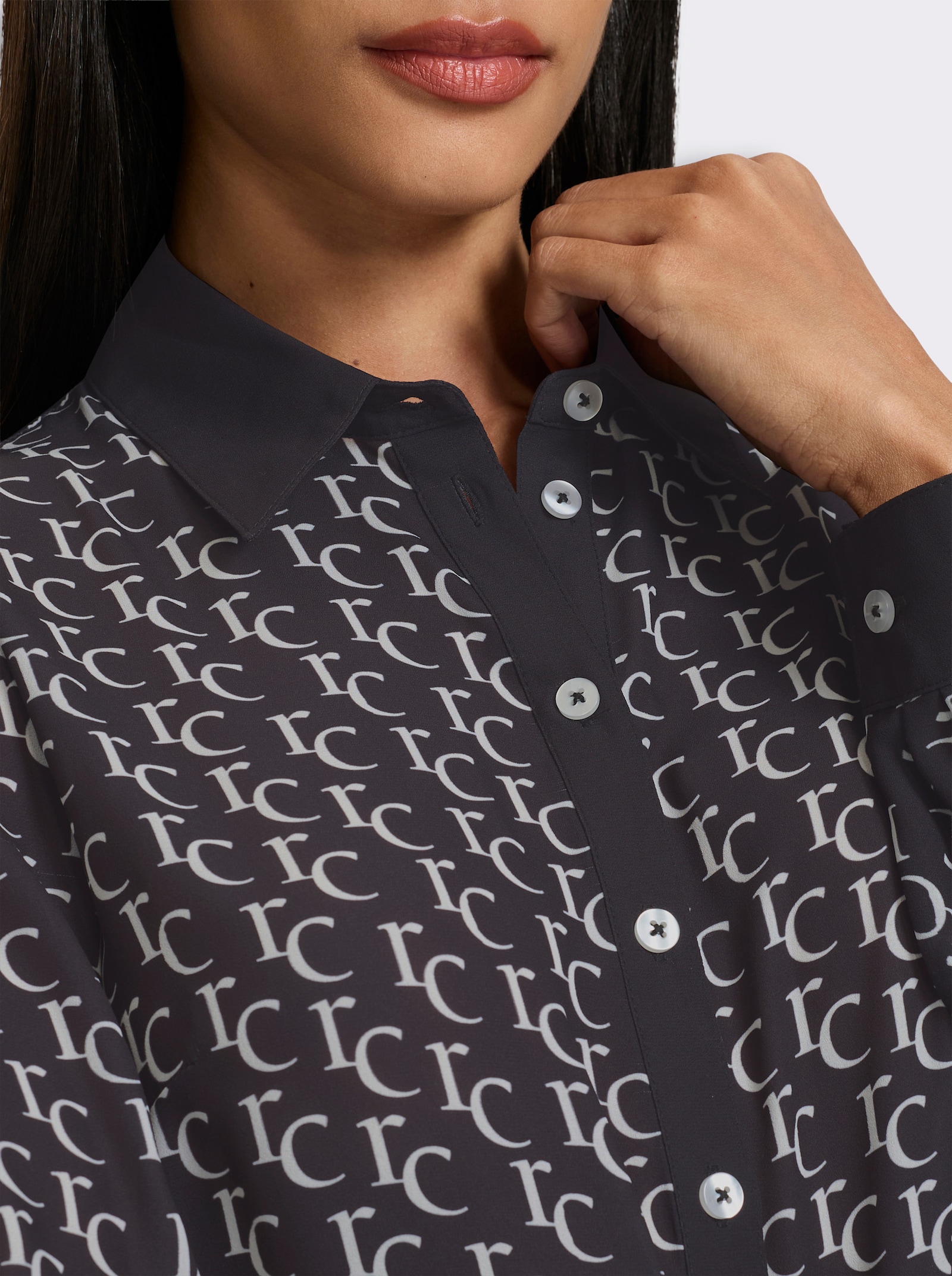 heine Hemdbluse in Crêpe-Qualität - schwarz-ecru-bedruckt