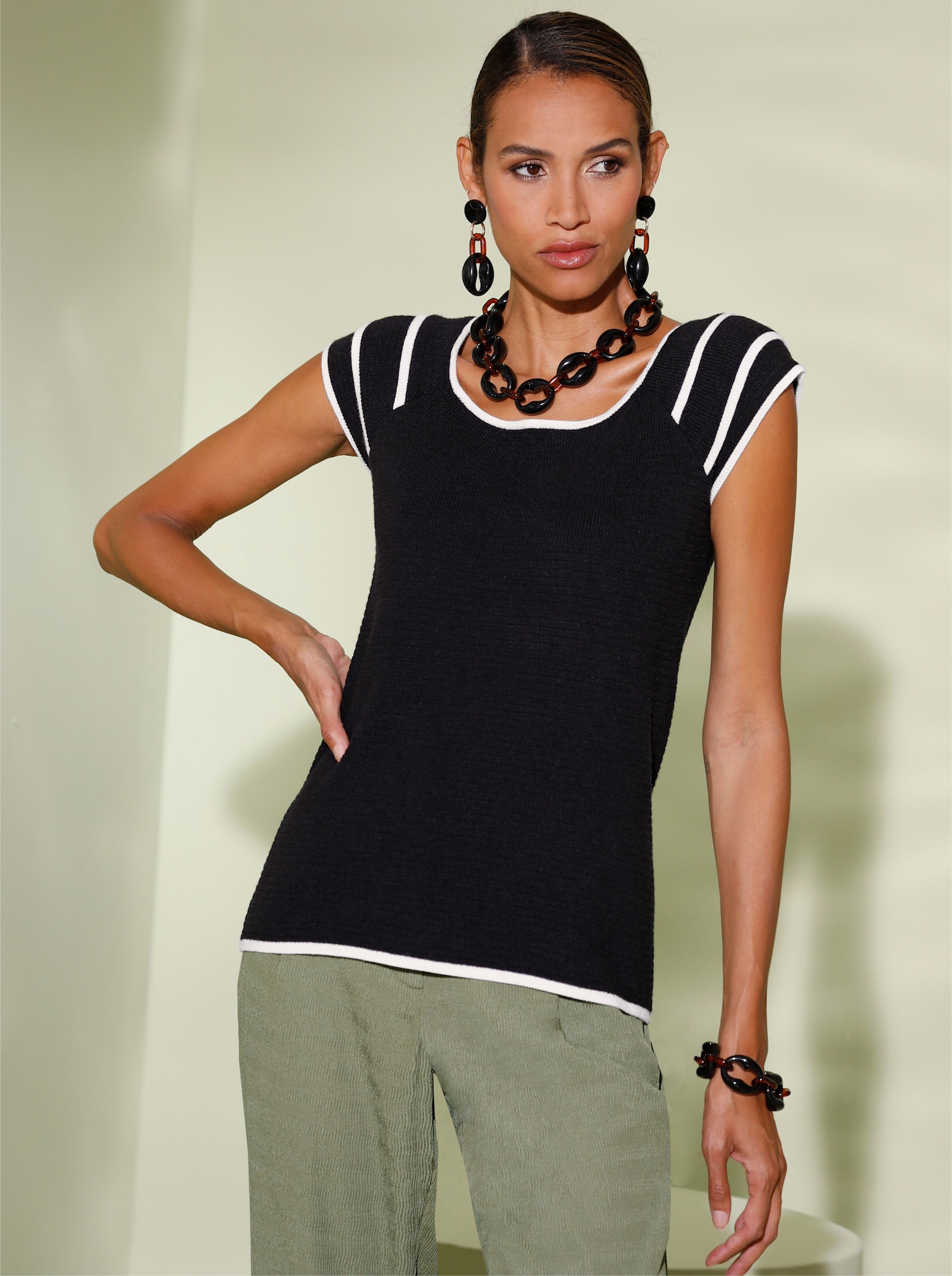 Feinstrickpullover mit 3-lagigen, überschnittenen Schultern - schwarz-ecru