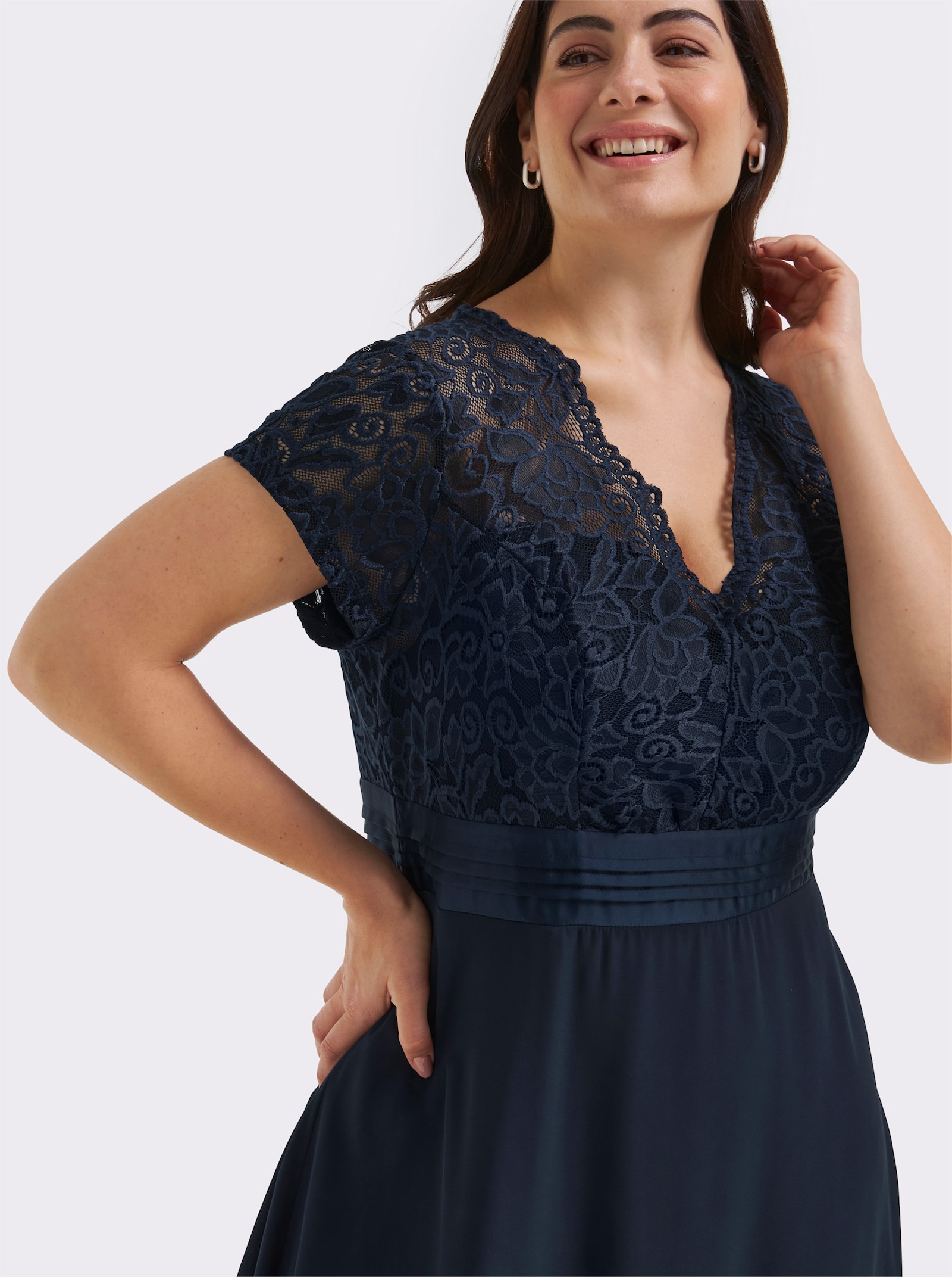Cocktailkleid mit kunstvollem Spitzeneinsatz - marine