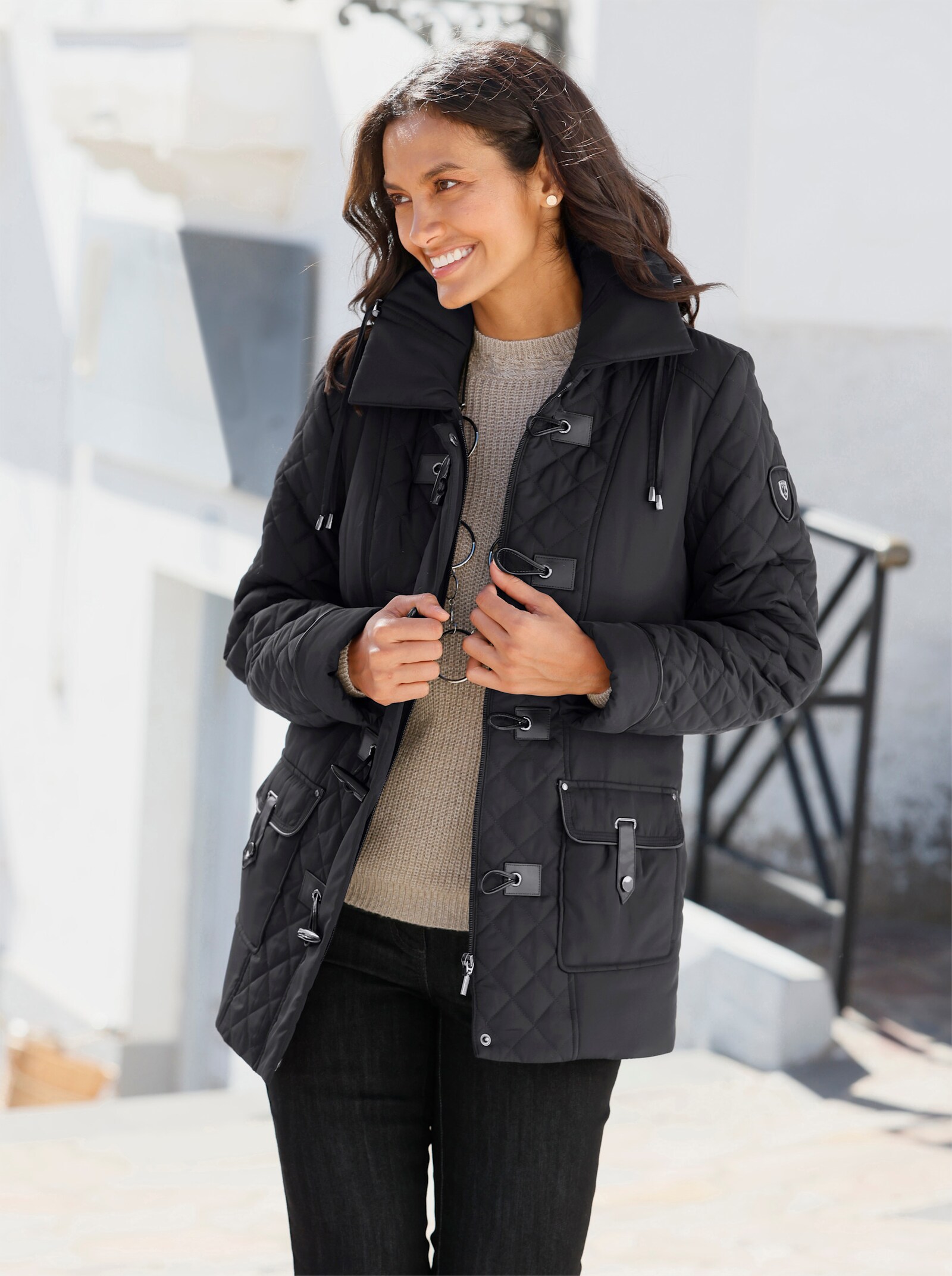 Steppjacke mit aufgesetzten Pattentaschen - schwarz