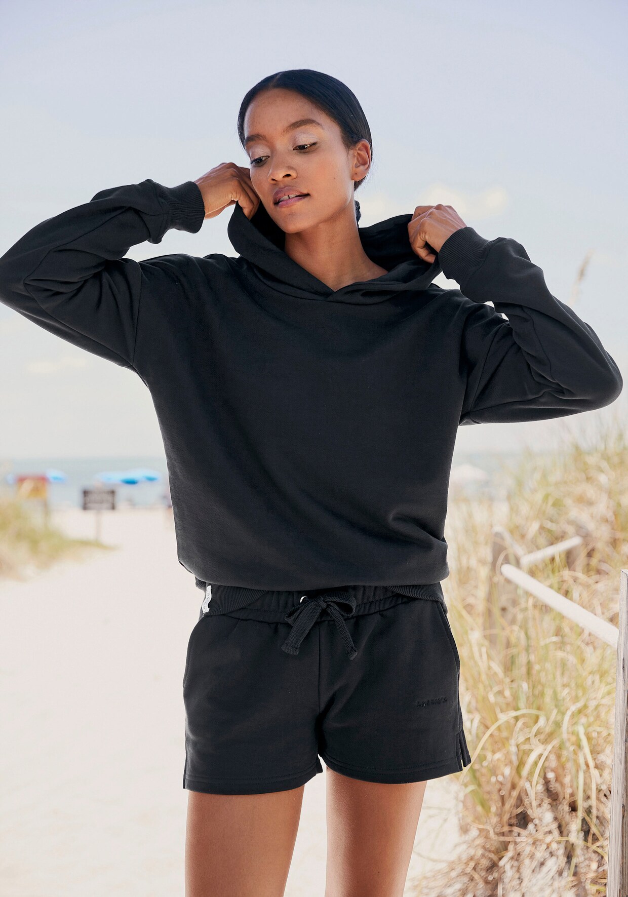 LASCANA Sweatshorts - schwarz