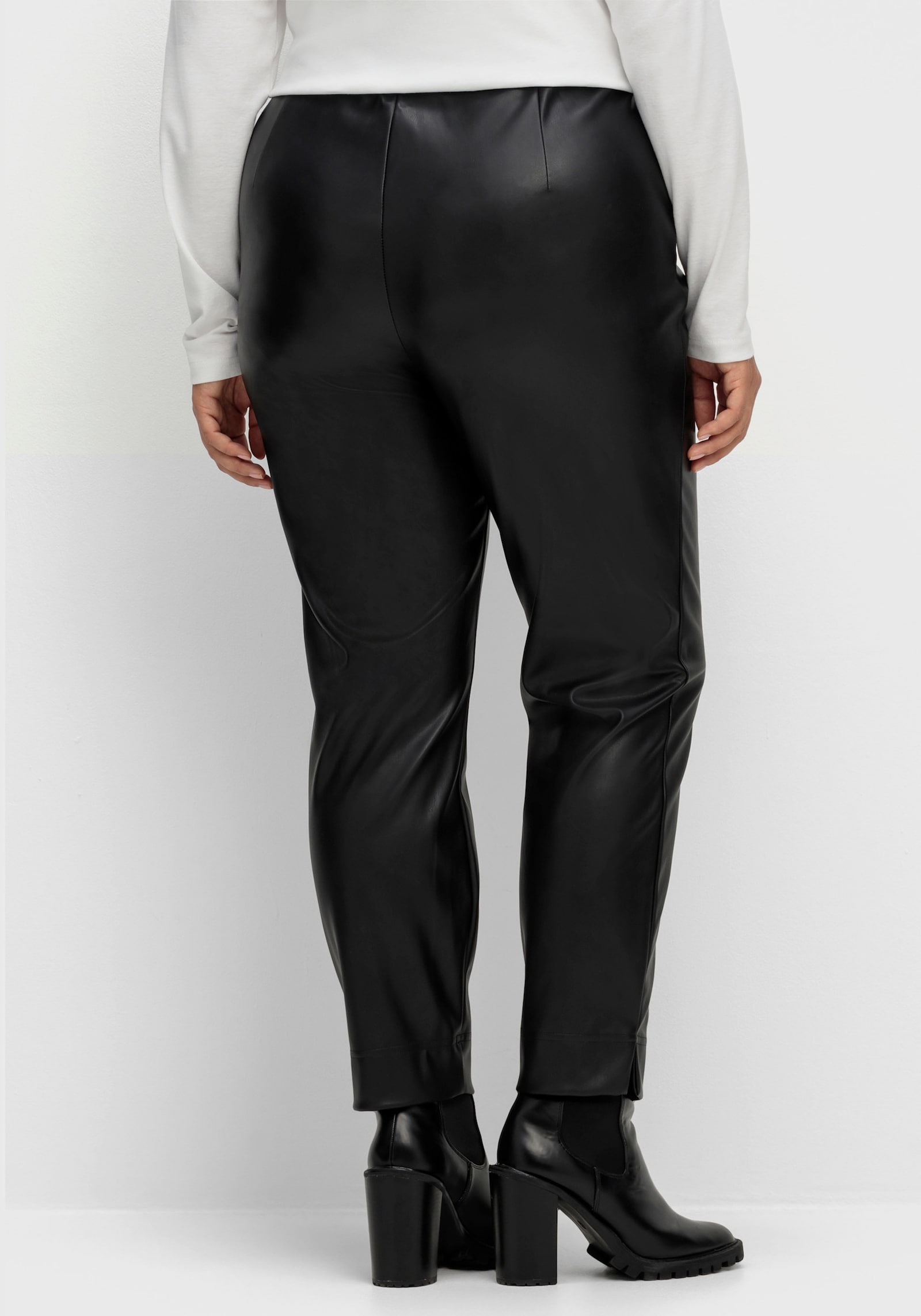 Lederimitathose in schmaler Schnittform - schwarz