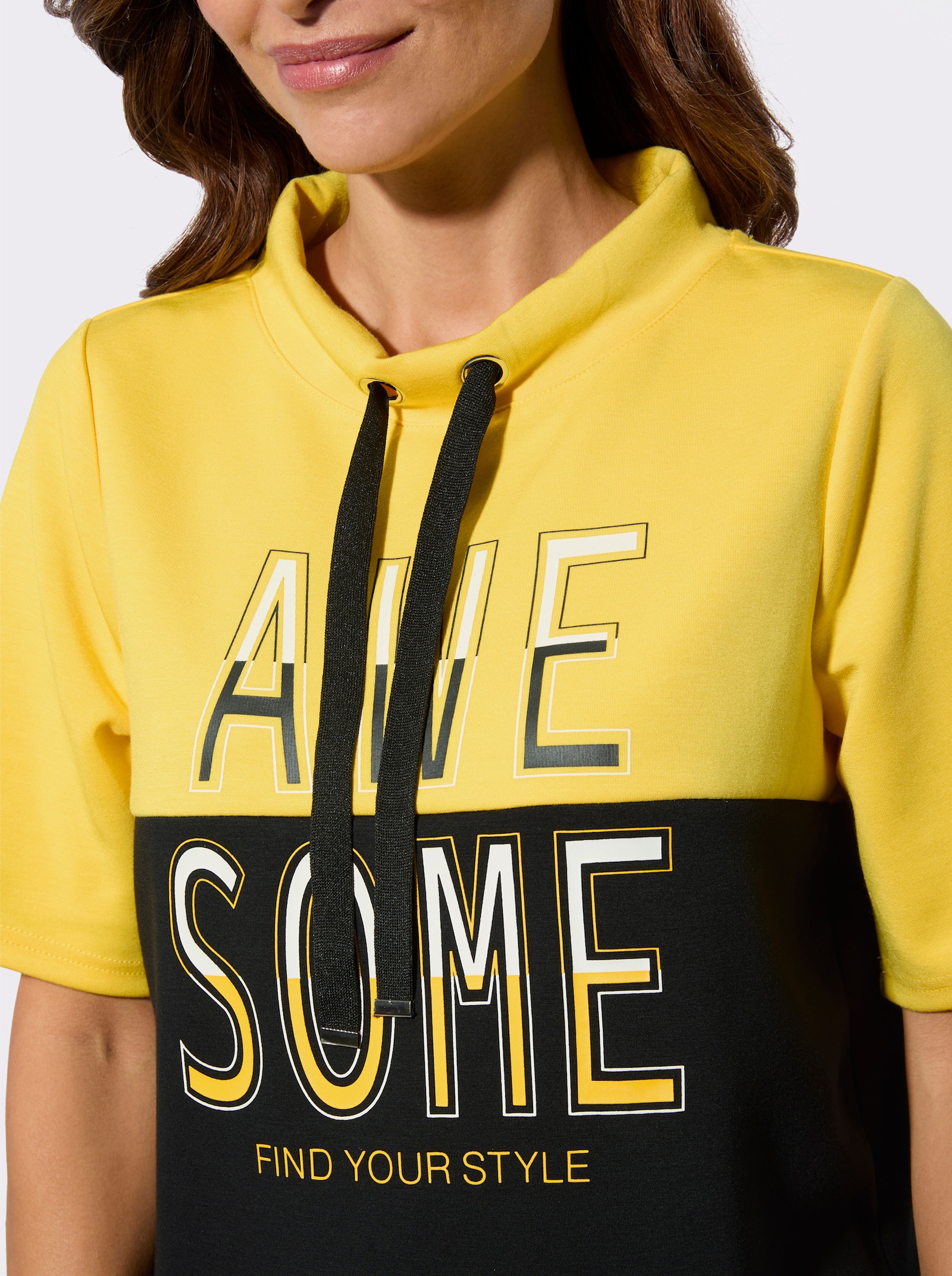 Stehkragenshirt mit Lettering-Druck - sonnengelb-schwarz