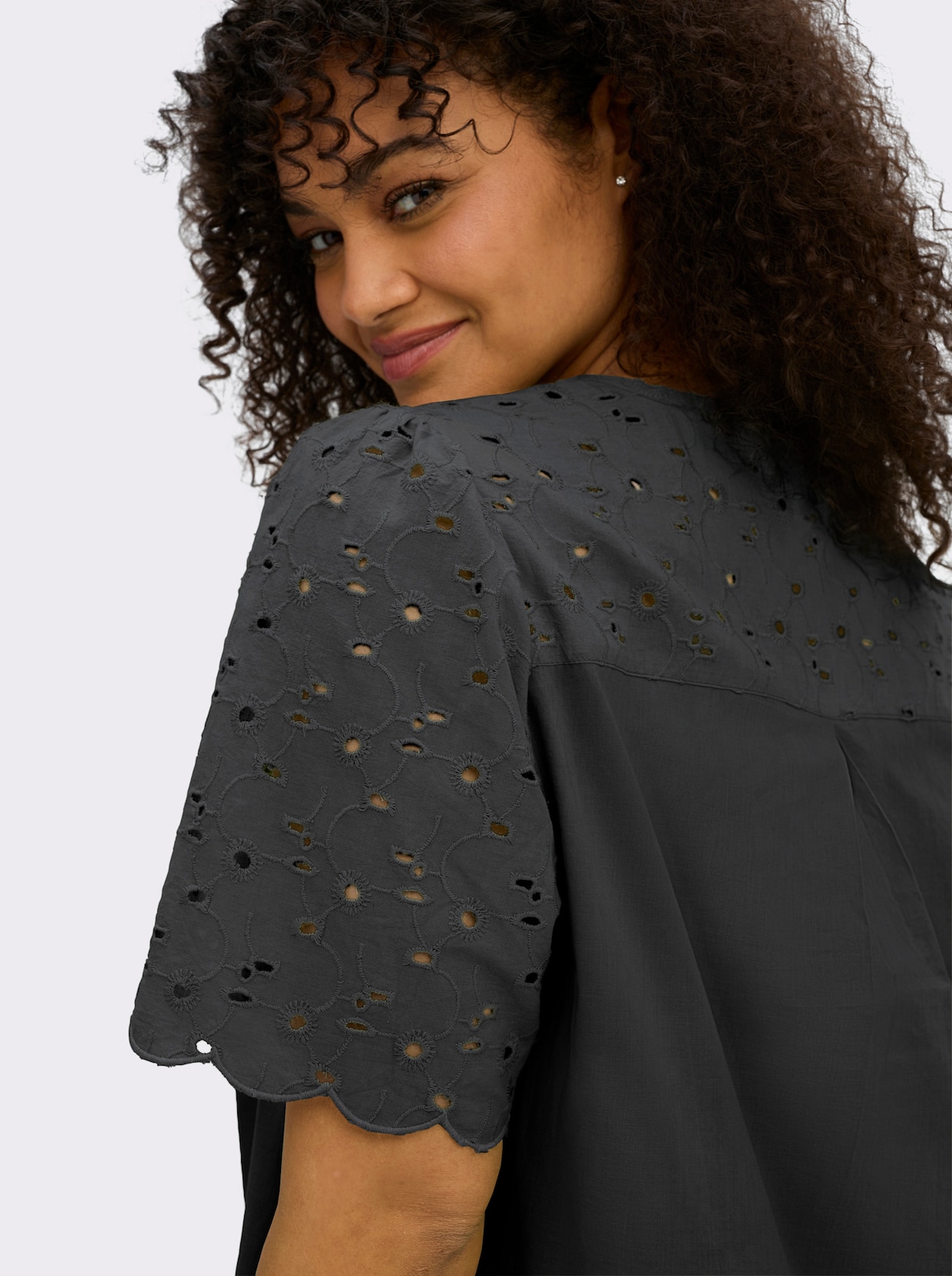 sheego Tunika mit Lockstickerei - schwarz