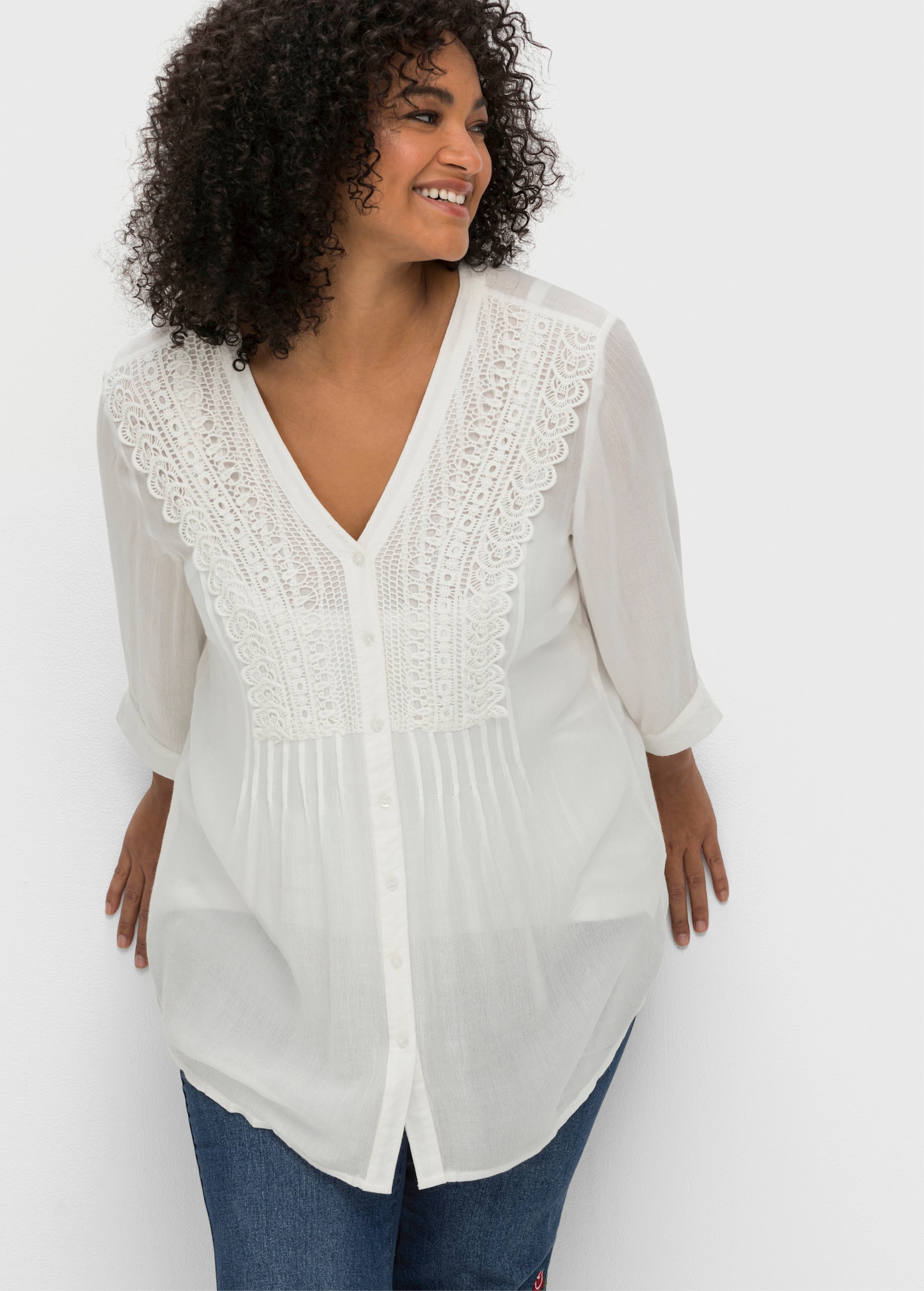 sheego by Joe Browns Crêpebluse mit Biesen und Häkelspitze - weiß