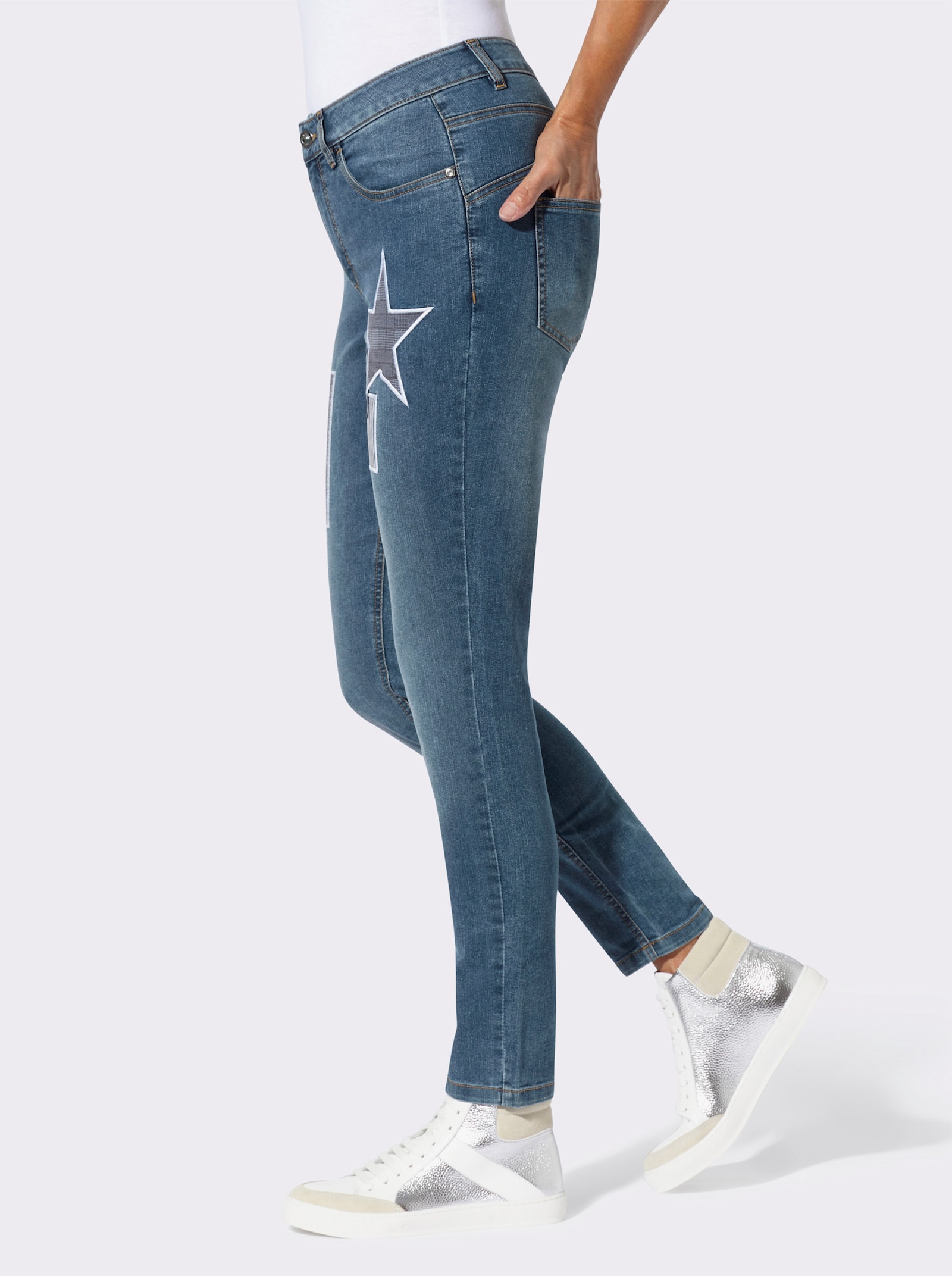 Jeans mit bedruckten Patches - blue-bleached