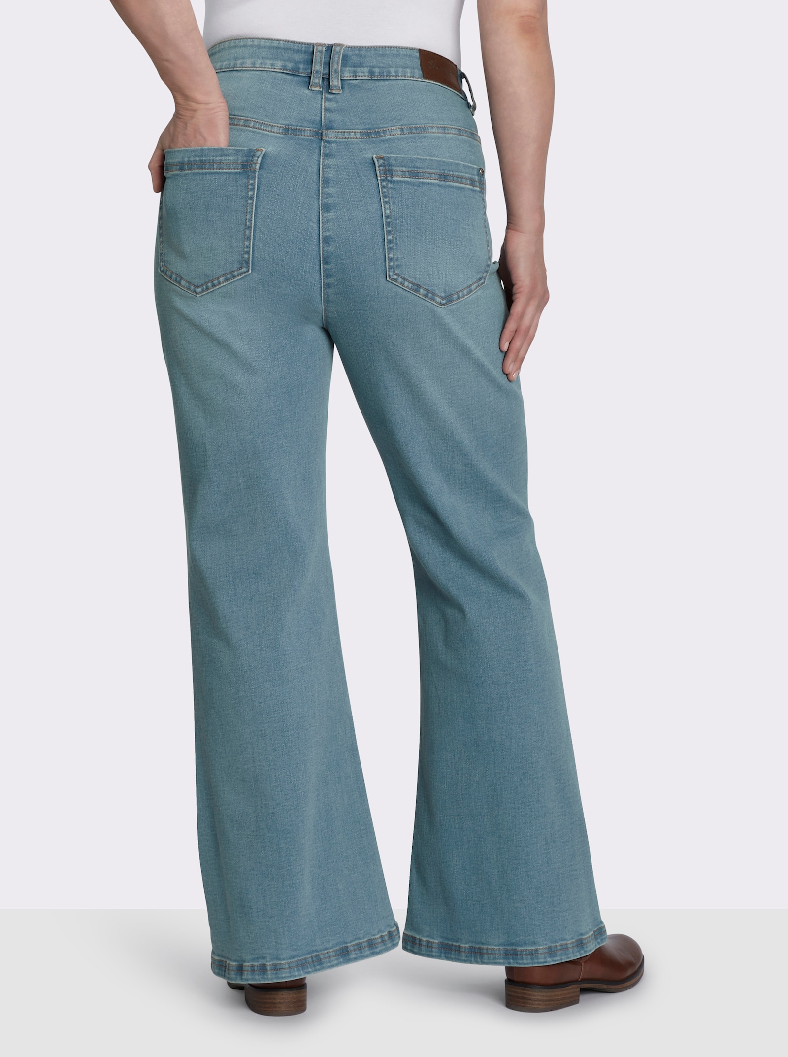 sheego Bootcut-Jeans mit stark ausgestelltem Saum - blue-bleached