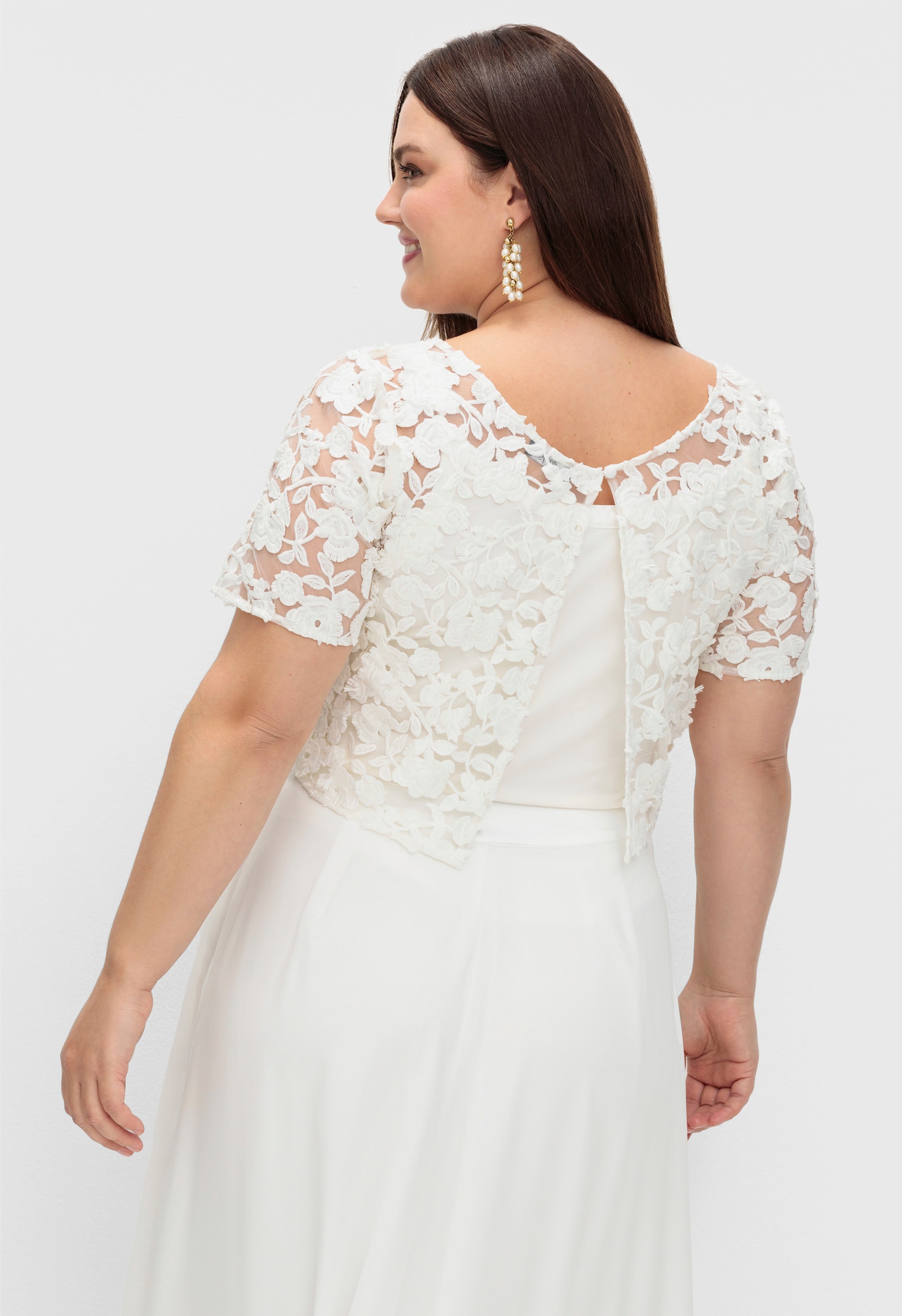 sheego Tunikashirt aus floraler Spitze, hinten offen - offwhite