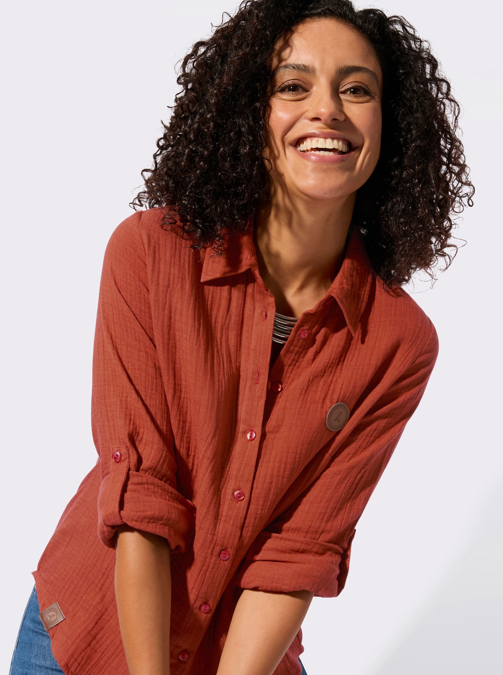 Baumwollbluse mit krempelbaren Ärmeln - rostrot