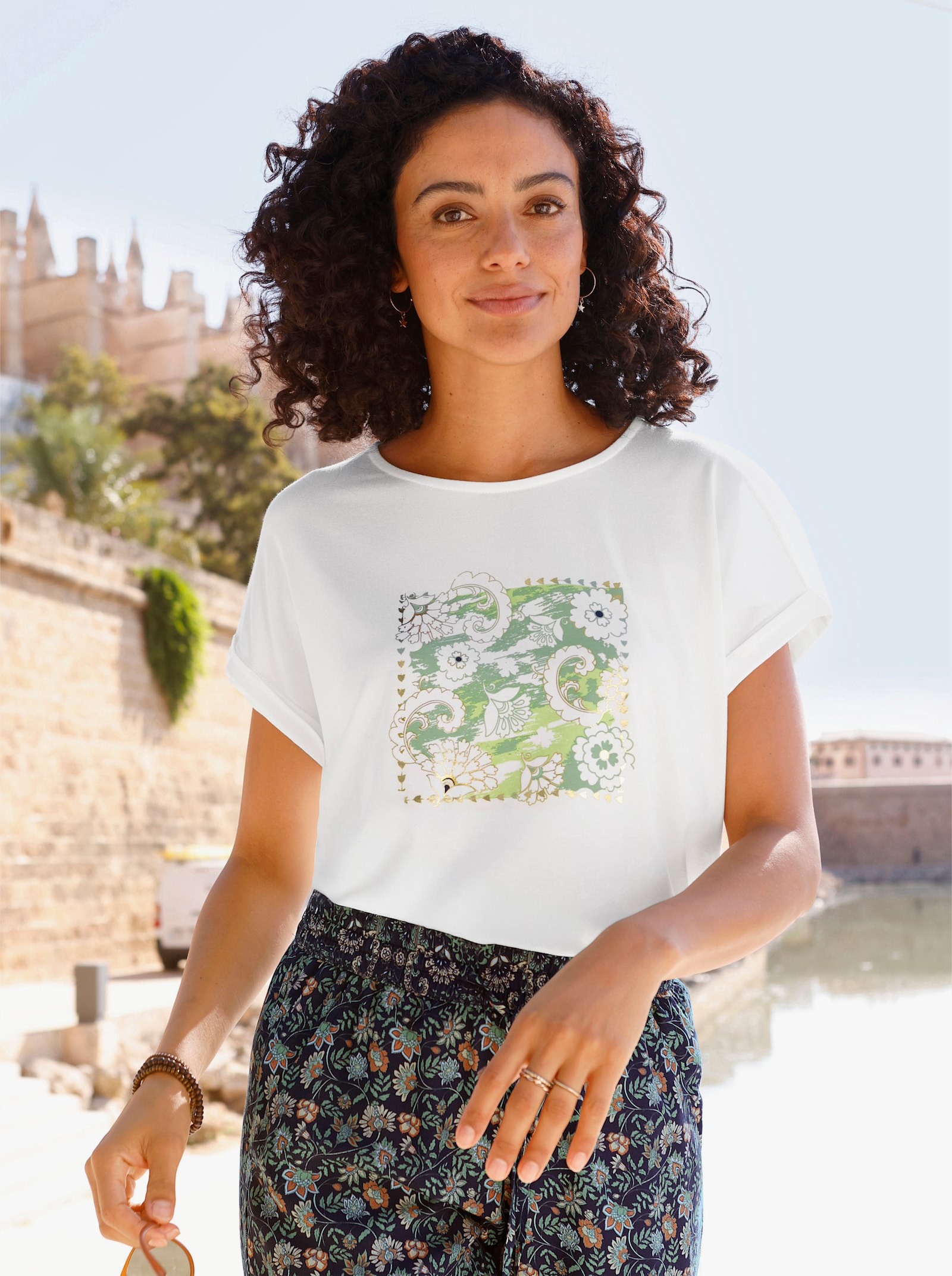 Rundhalsshirt mit Glanz-Akzenten - ecru-eucalyptus-bedruckt