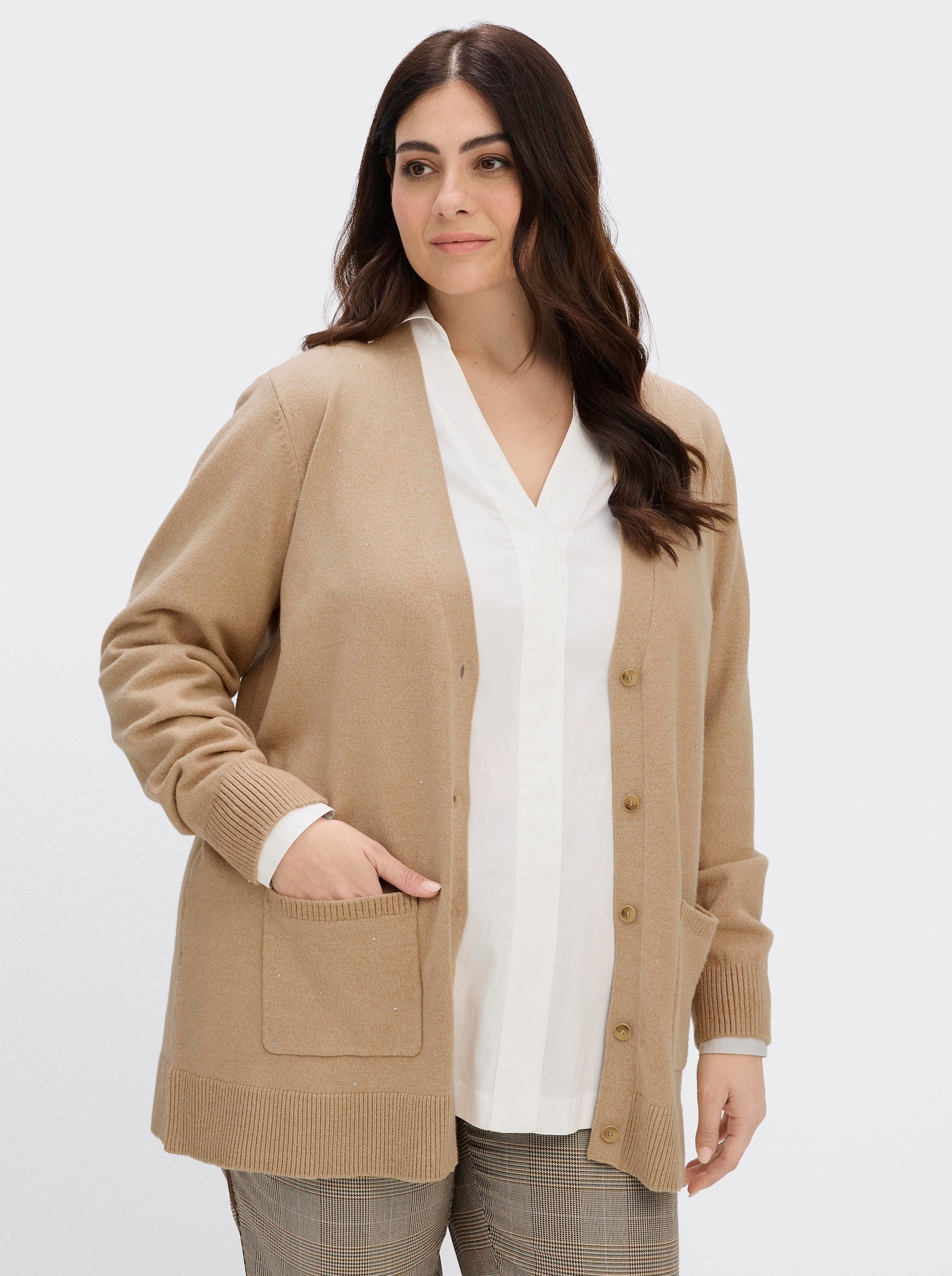 sheego Cardigan mit Ziersteinchen - camel-champagner