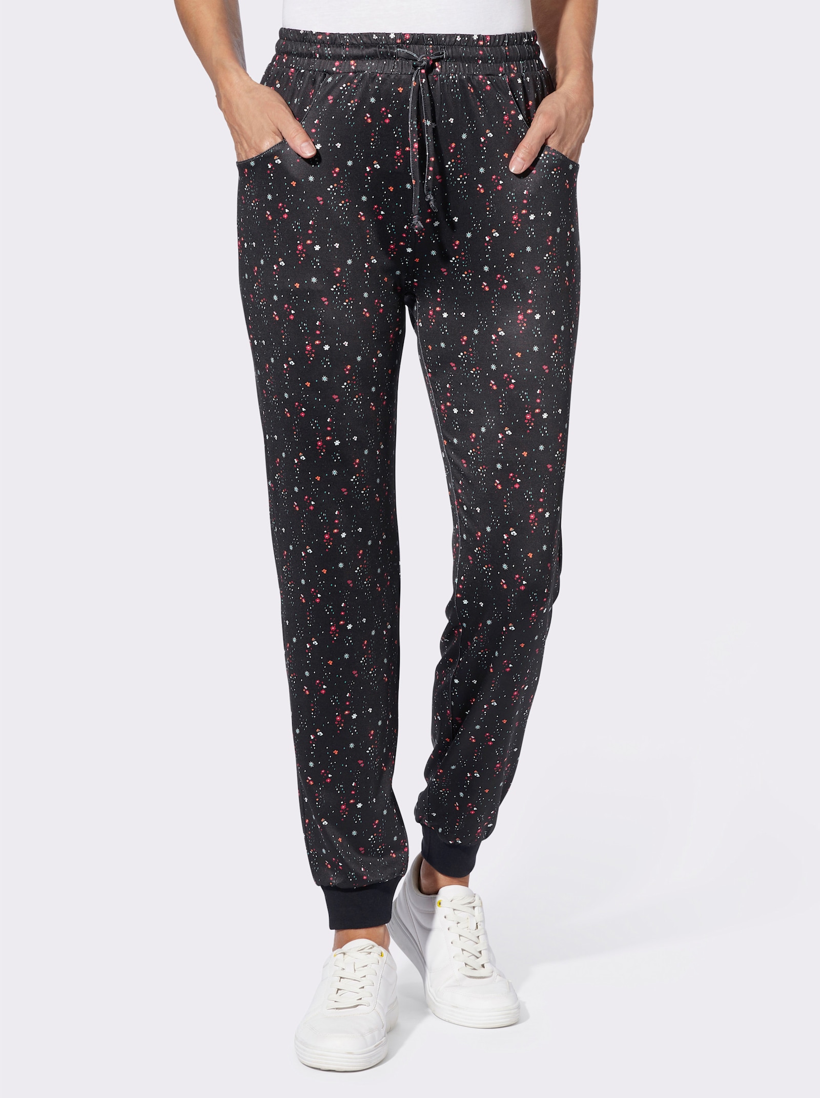 Freizeithose mit Fußbündchen - schwarz-bedruckt