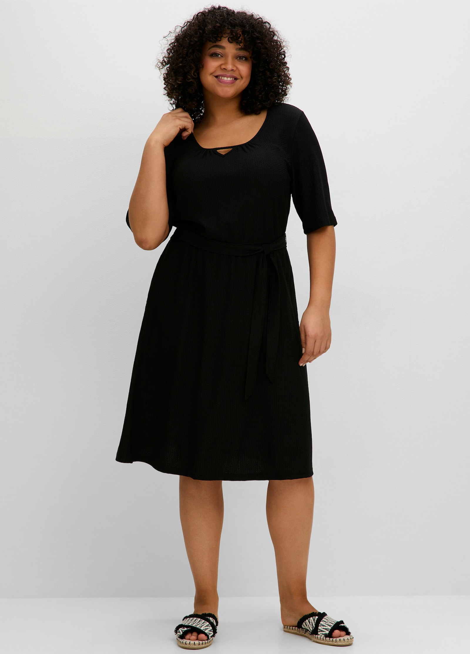 sheego Jerseykleid mit Bindegürtel - schwarz