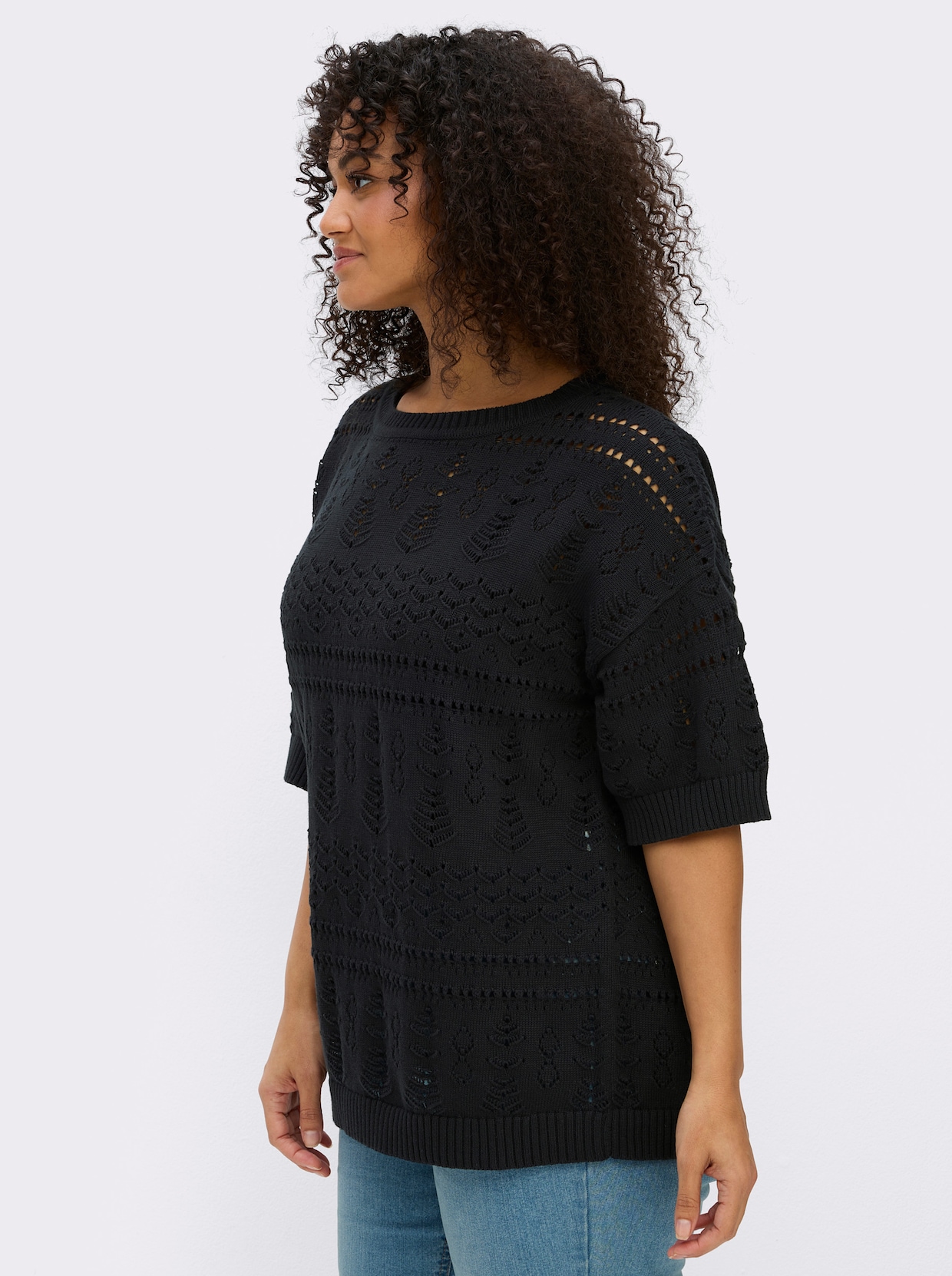 sheego Kurzarmpullover aus Ajourstrick - schwarz