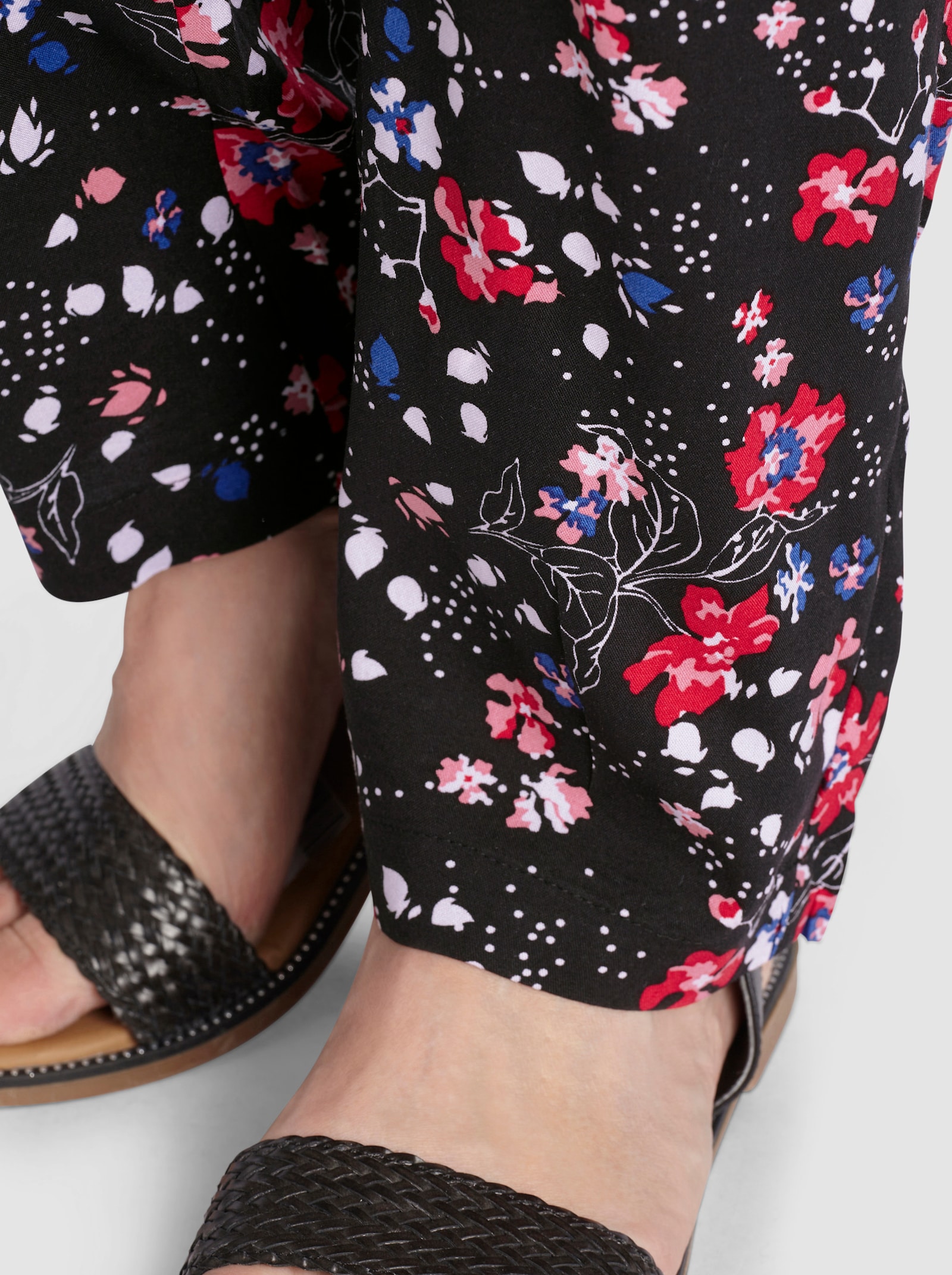 Schlupfhose mit floralem Druck - schwarz-erdbeere-bedruckt