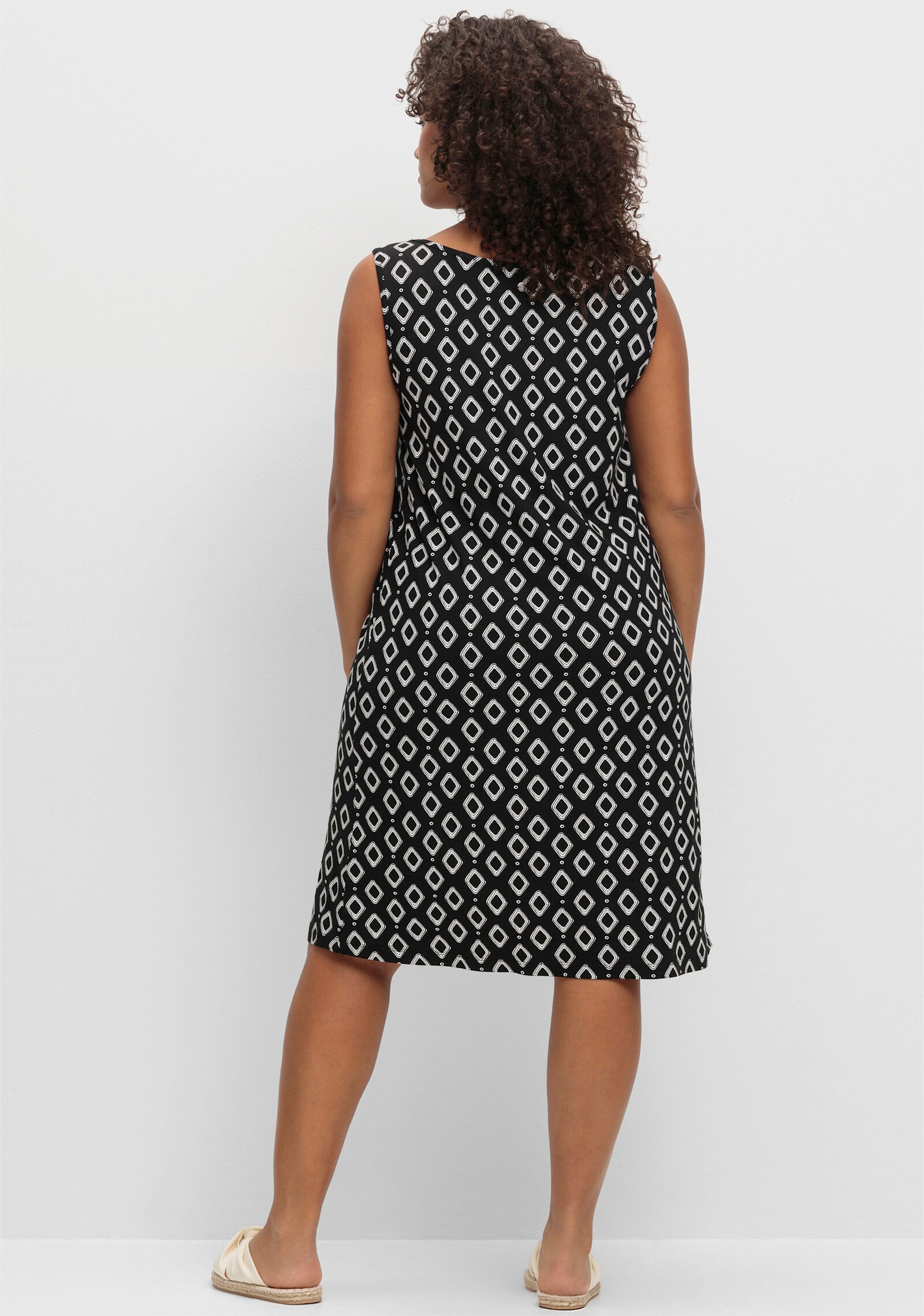 sheego Strandkleid mit Grafikprint - schwarz bedruckt