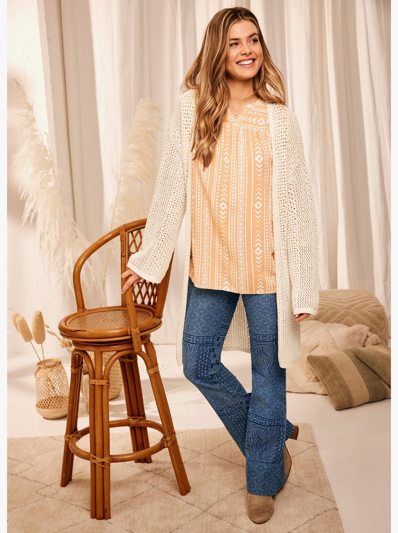 Broek met lasercutpatroon - blue used/ecru gedessineerd