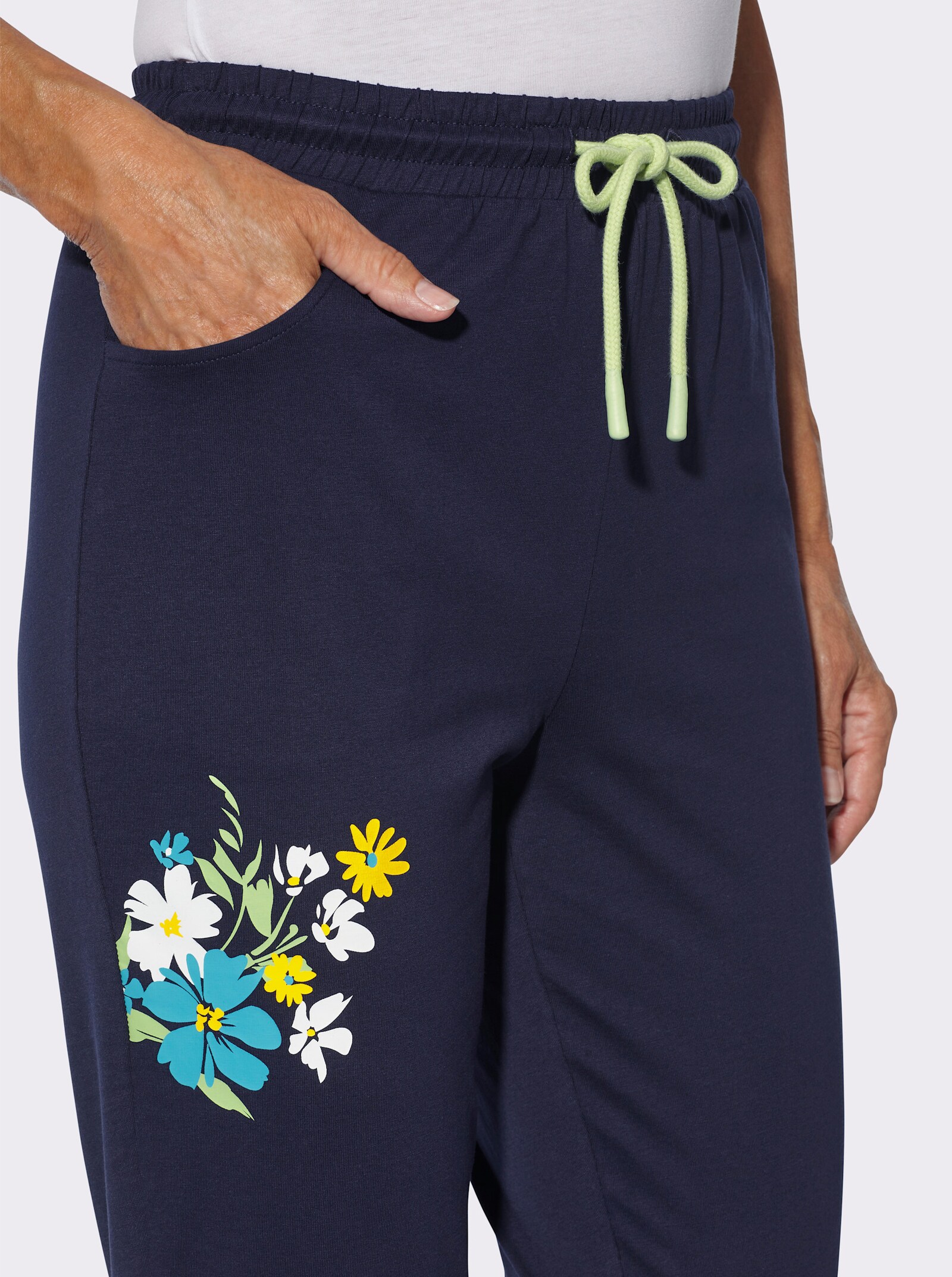 Freizeithose mit platziertem Blumen-Print - marine