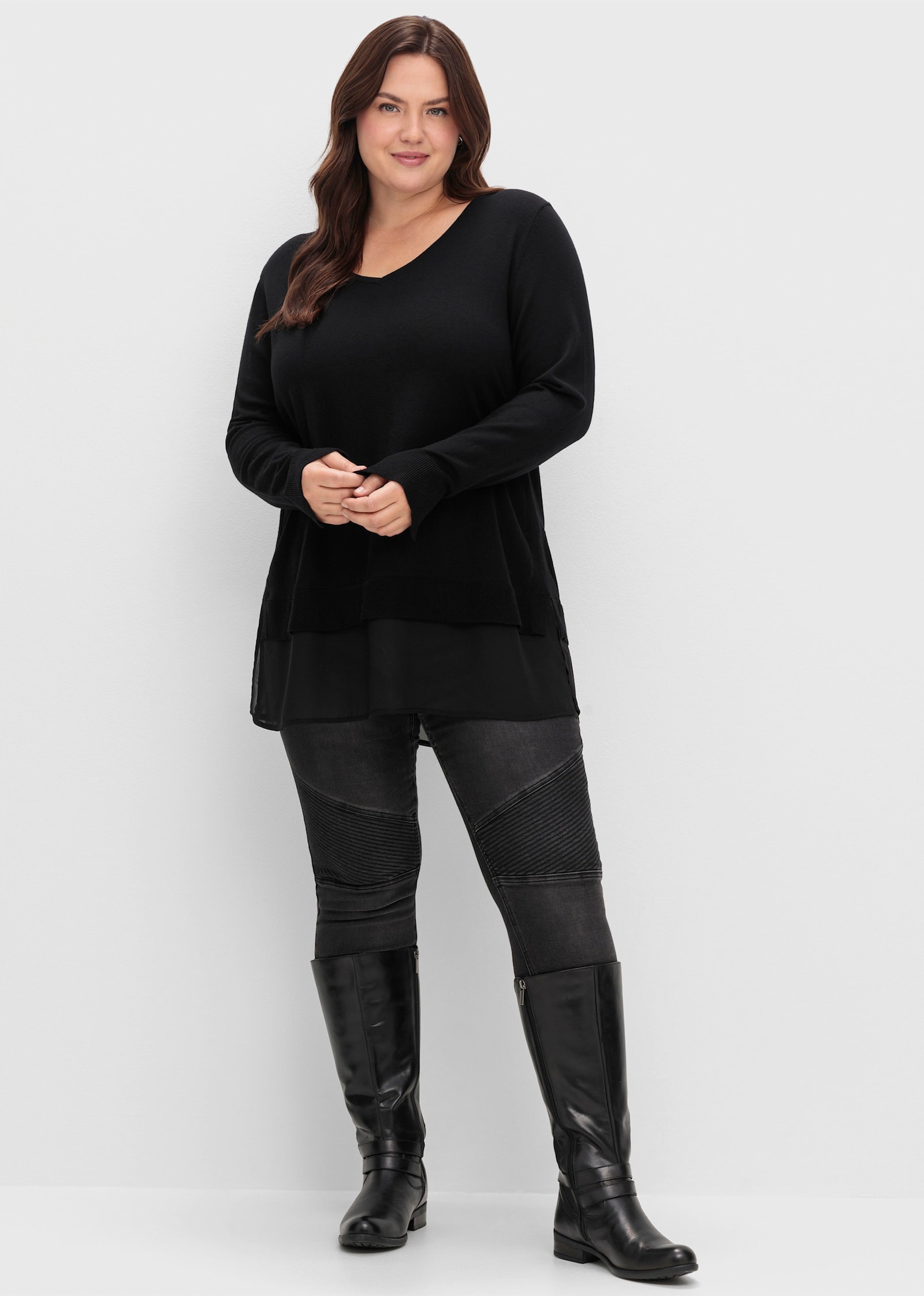 sheego V-Ausschnitt-Pullover mit Chiffon am Saum - schwarz