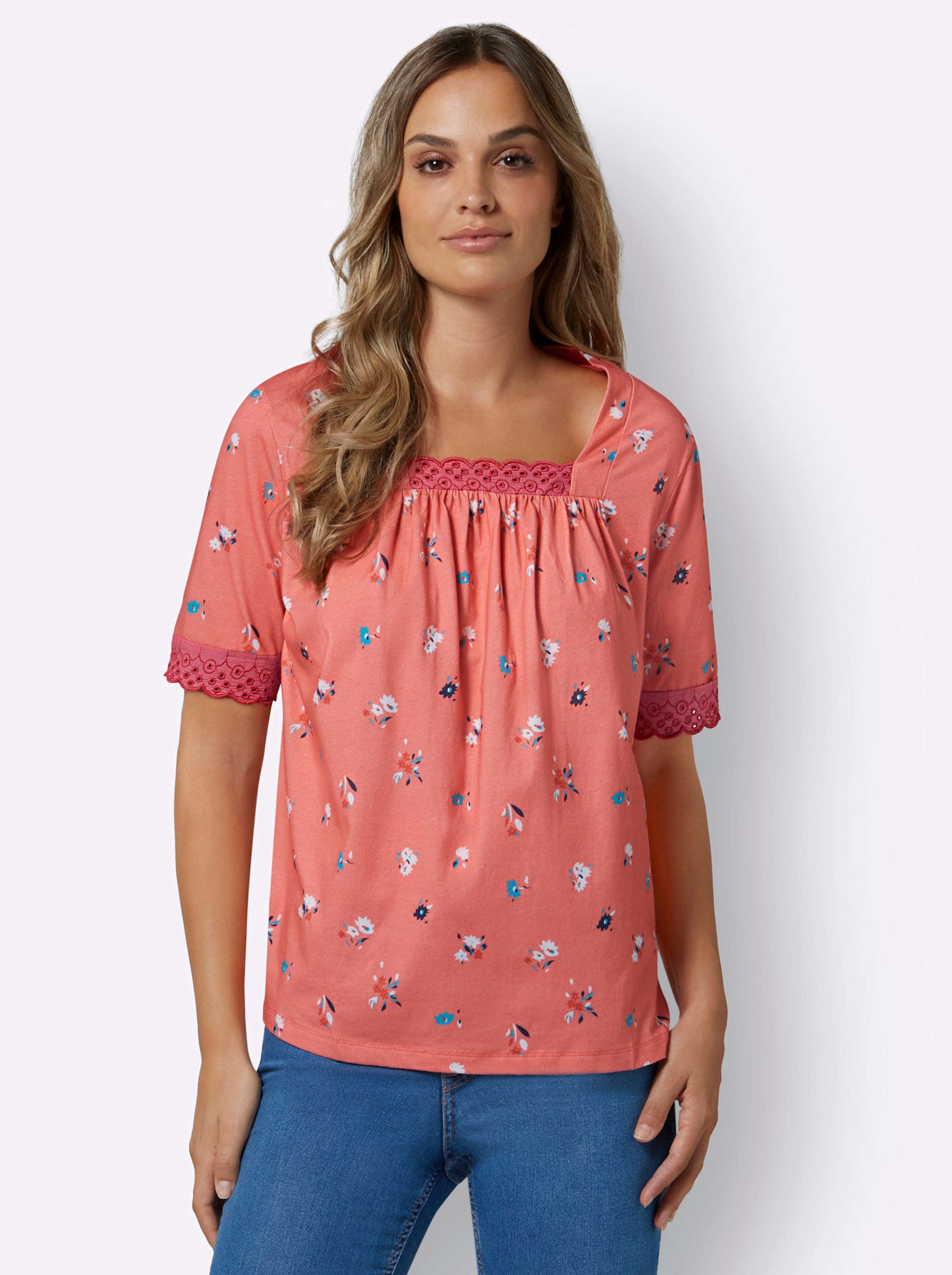 Um die  günstig Kaufen-Kurzarm-Shirt in flamingo-dunkelblau-bedruckt von heine. Kurzarm-Shirt in flamingo-dunkelblau-bedruckt von heine <![CDATA[Hübsches Blümchenmuster rundum sowie dekorative Spitze am Karree-Ausschnitt und an den Ärmeln: Dieses Kurzarm-Shirt in hautsympath