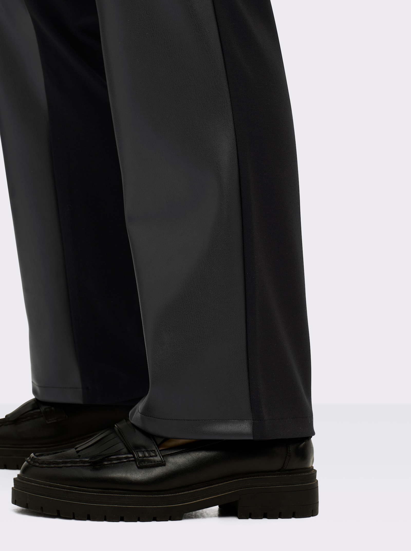 sheego Lederimitathose im Materialmix - schwarz