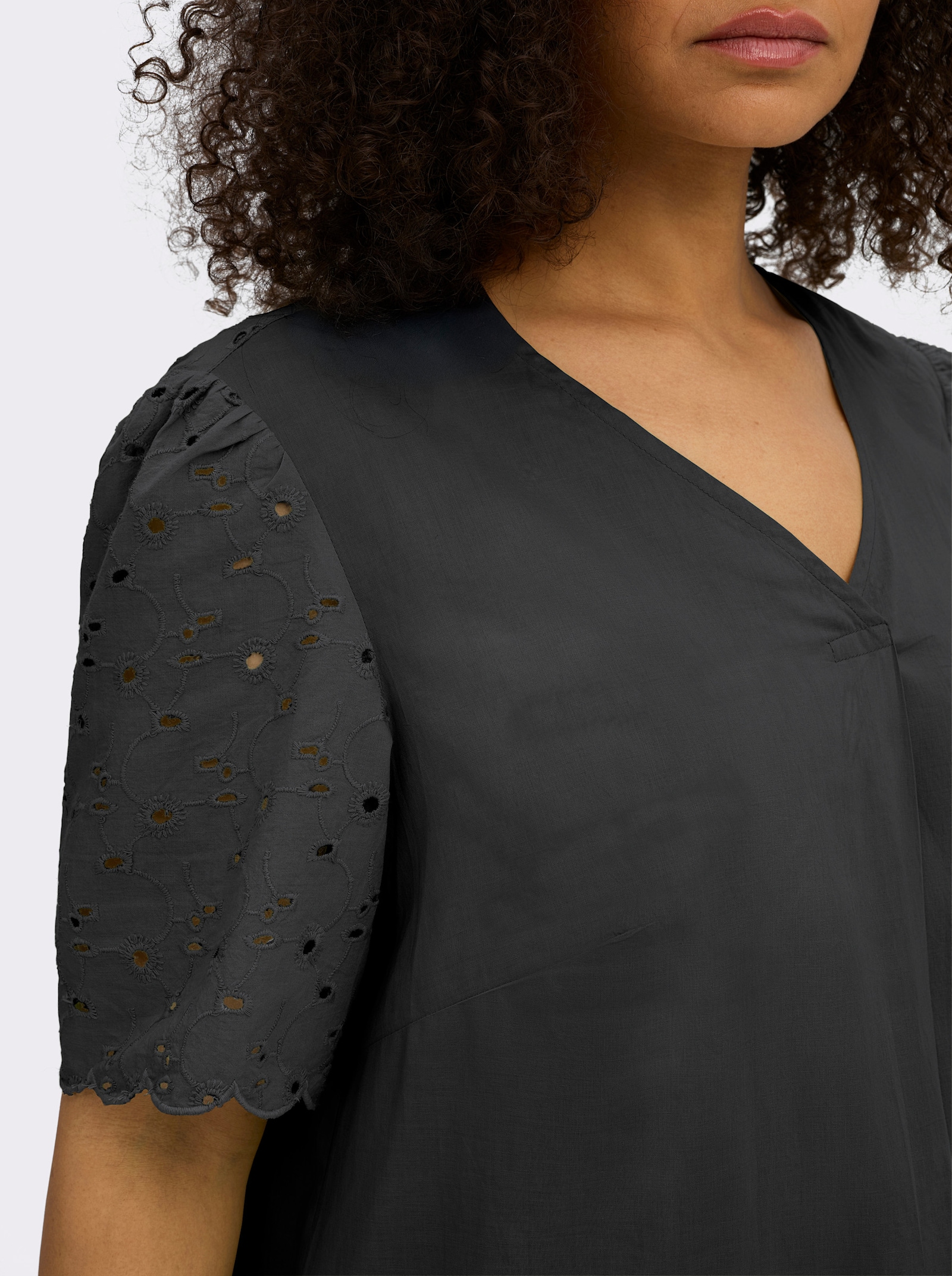 sheego Tunika mit Lockstickerei - schwarz