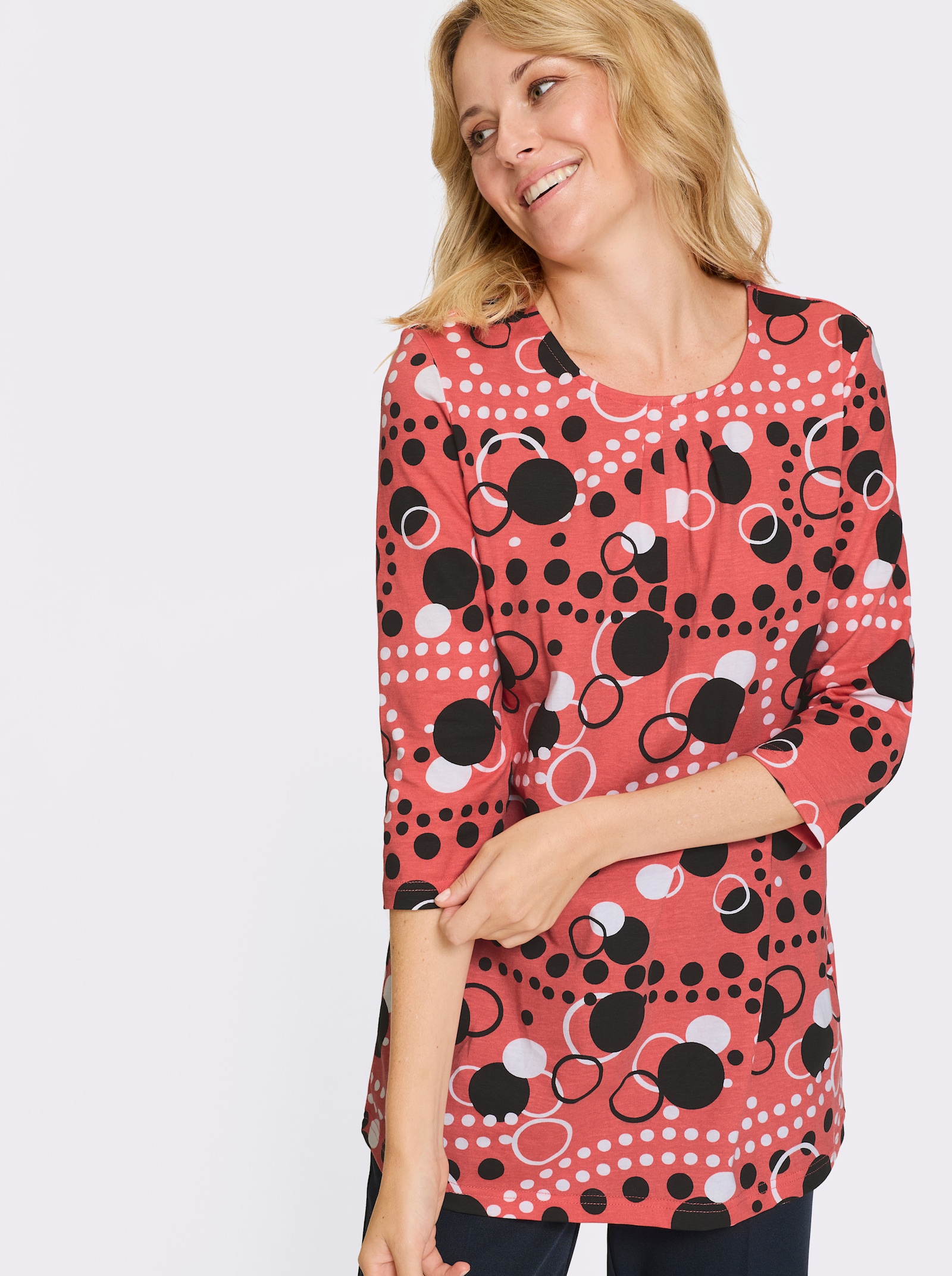 Lang shirt in licht uitlopend model - koraal/zwart geprint