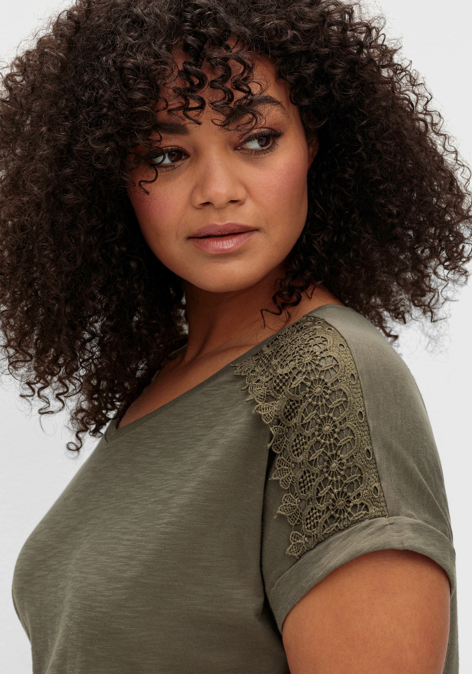 V-Shirt mit Spitzen-Besatz - oliv