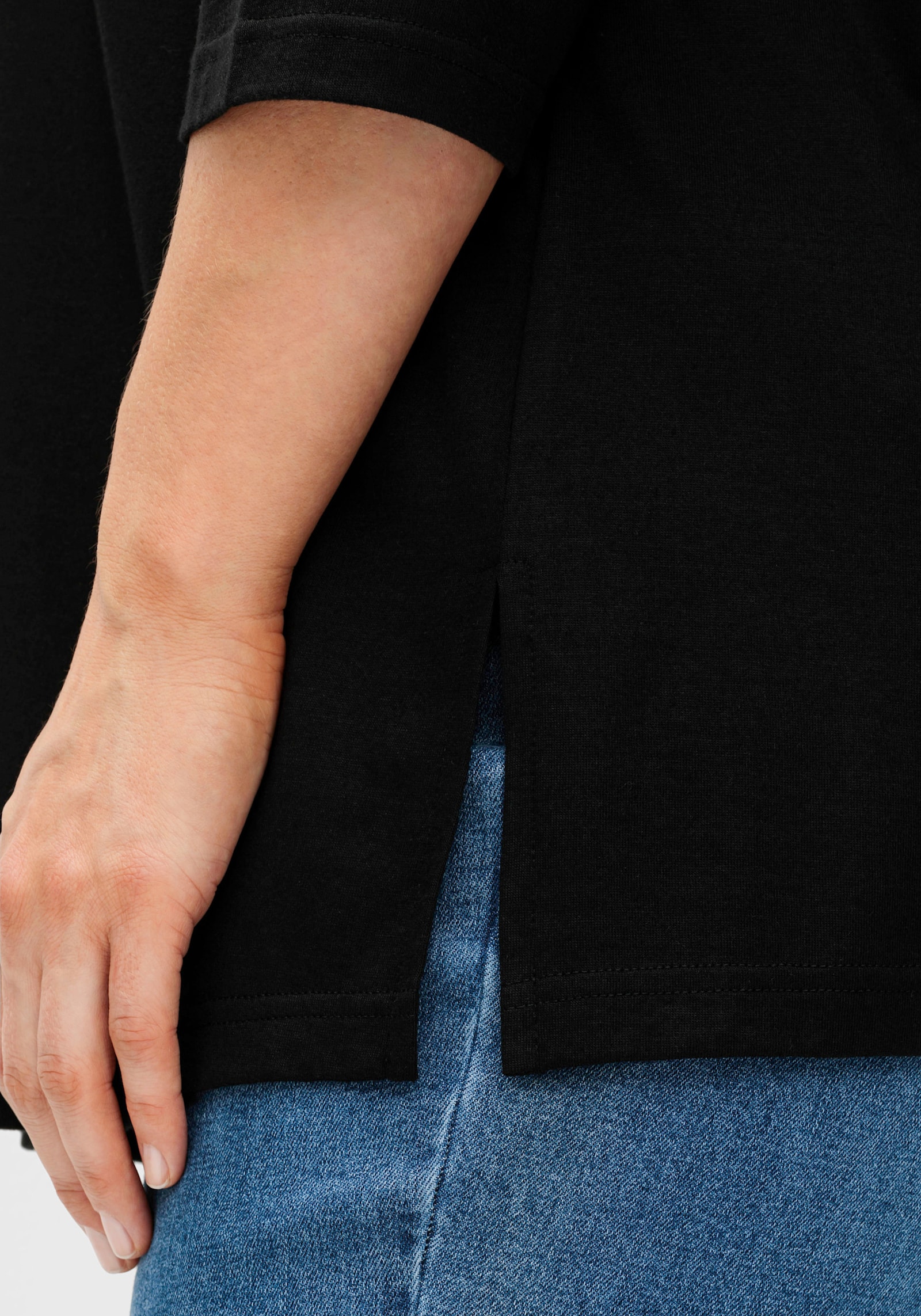 sheego Shirt met ronde hals en zijsplitten - zwart