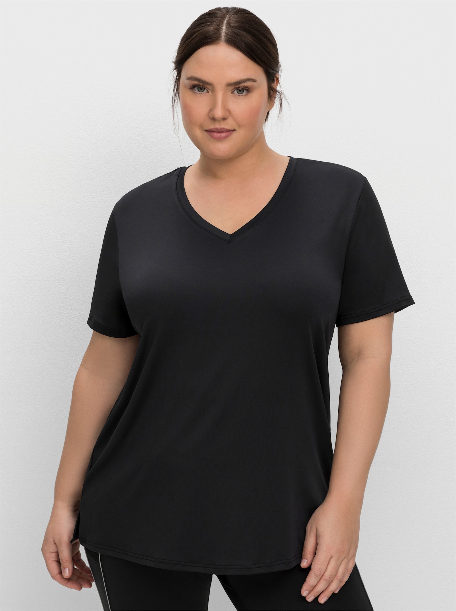 sheego Functioneel shirt met V-hals - zwart