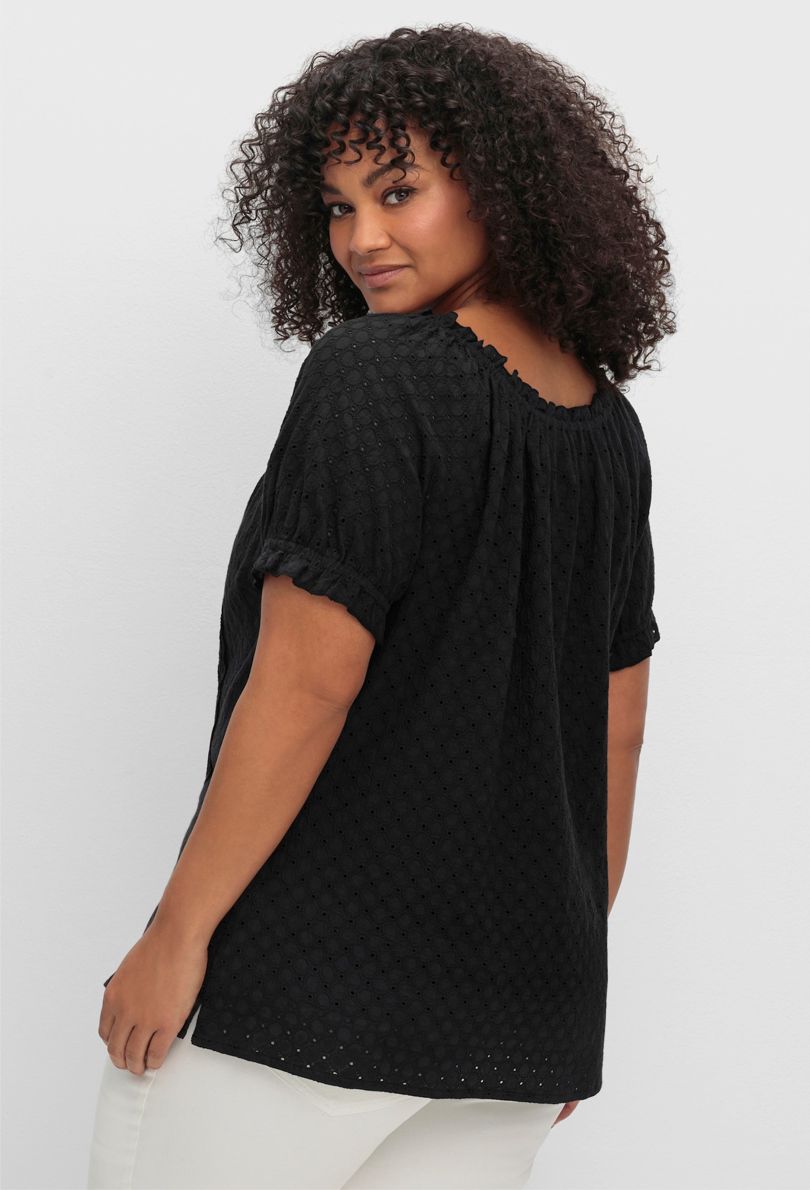 sheego by Joe Browns Blouse met korte mouwen, ajourwerk en carmenhals - zwart