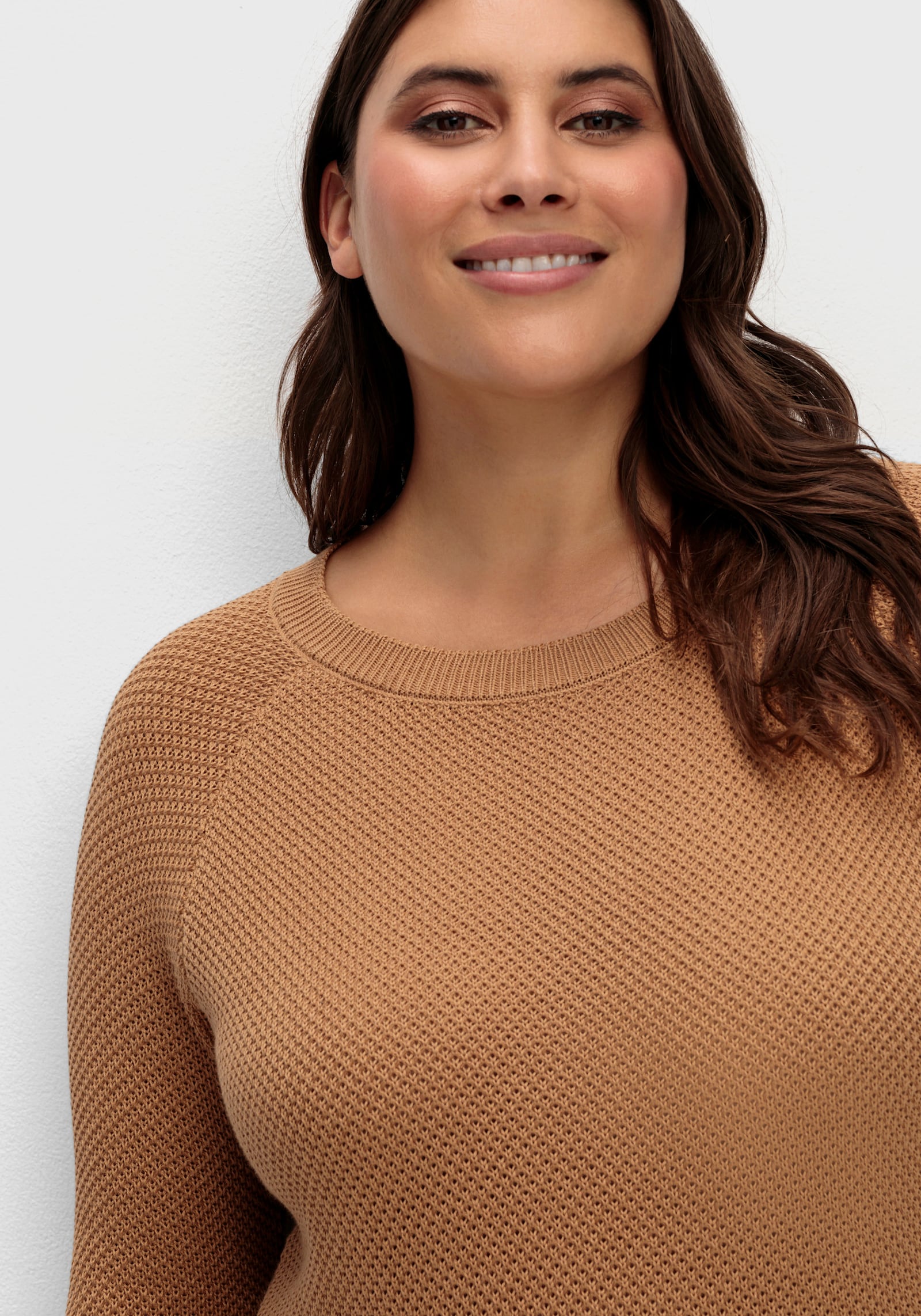 Rundhalspullover mit abgerundetem Saum - camel