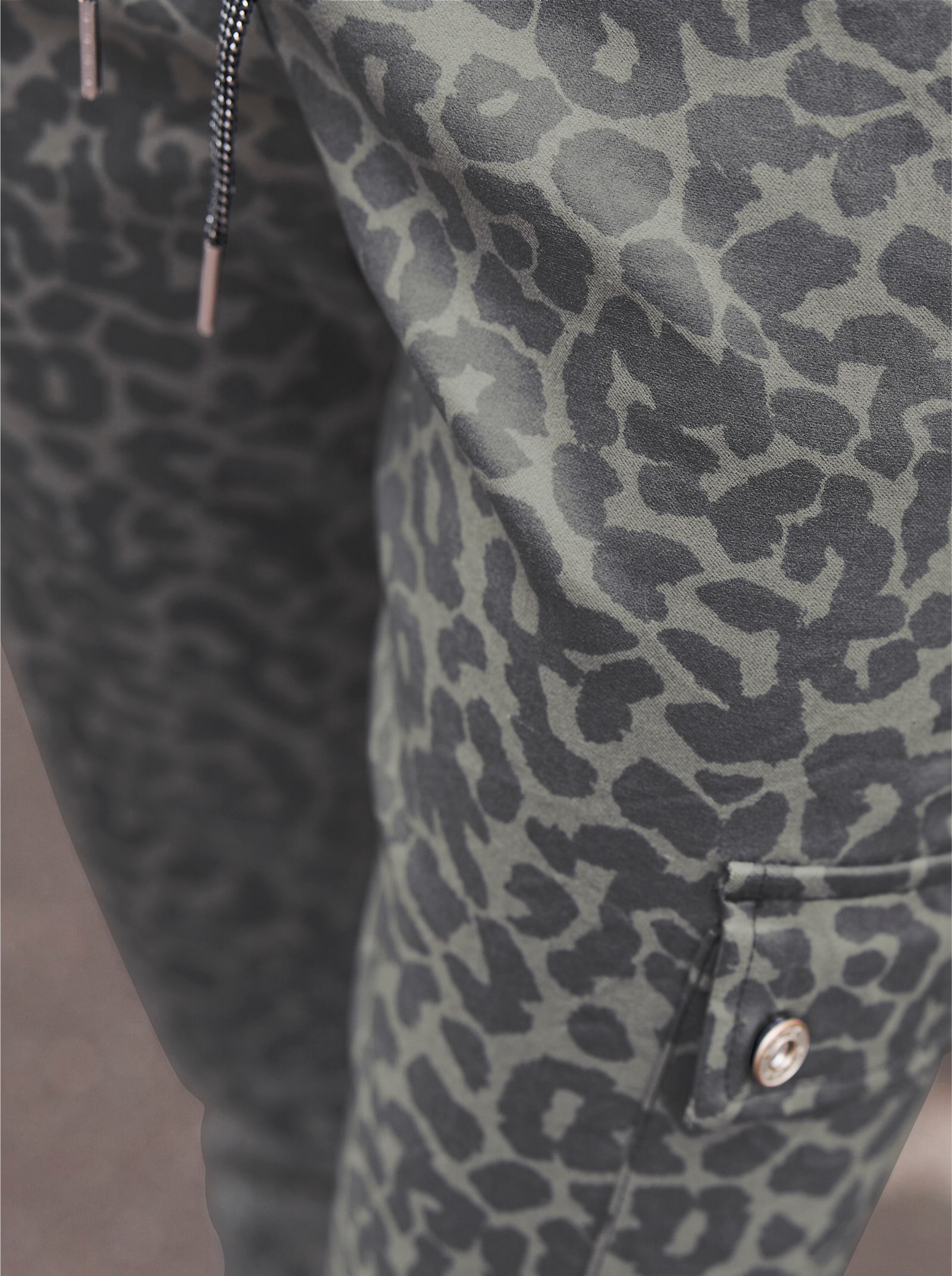 heine Druckhose im Jogpant-Style - khaki-schwarz-bedruckt