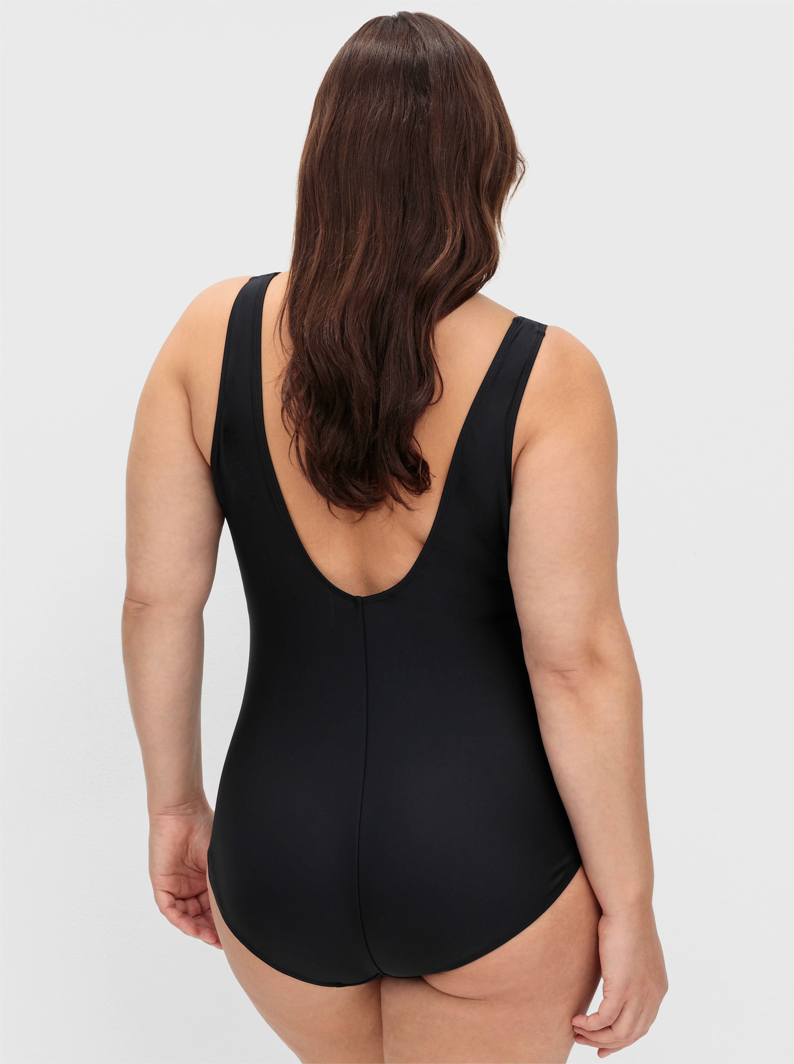 sheego Badeanzug mit Rüschenkanten - schwarz-bedruckt