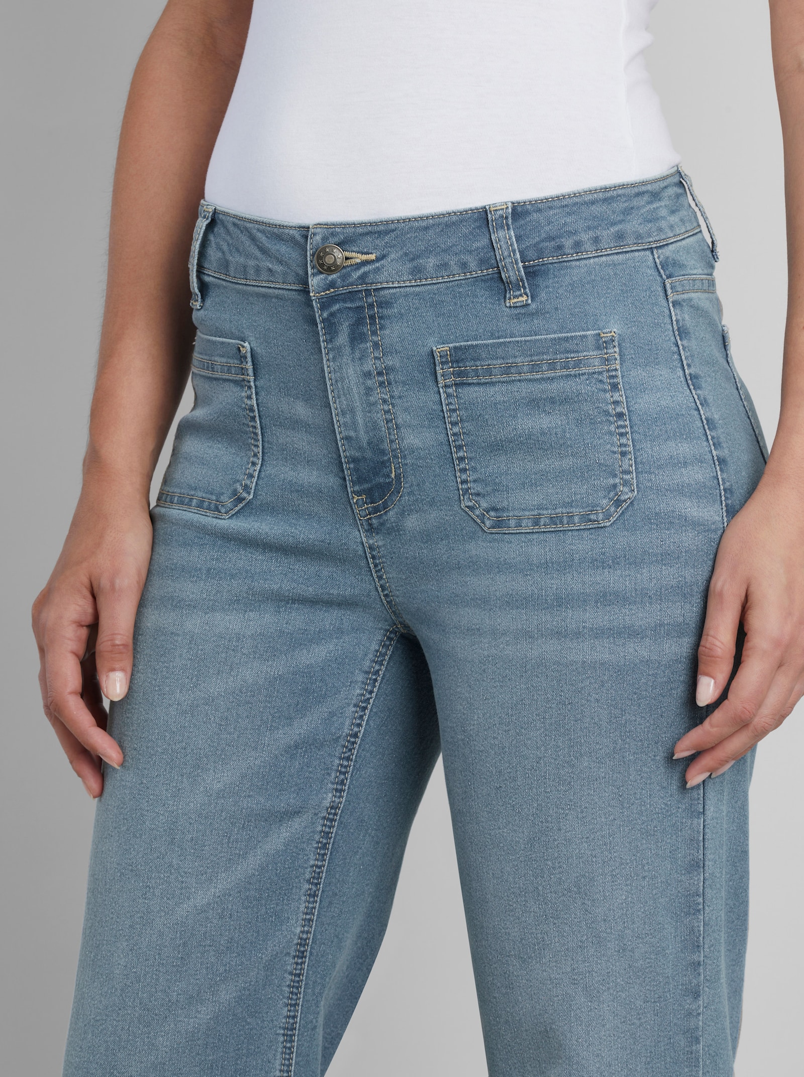 heine Bootcut-Jeans mit aufgesetzten Taschen - blue-bleached